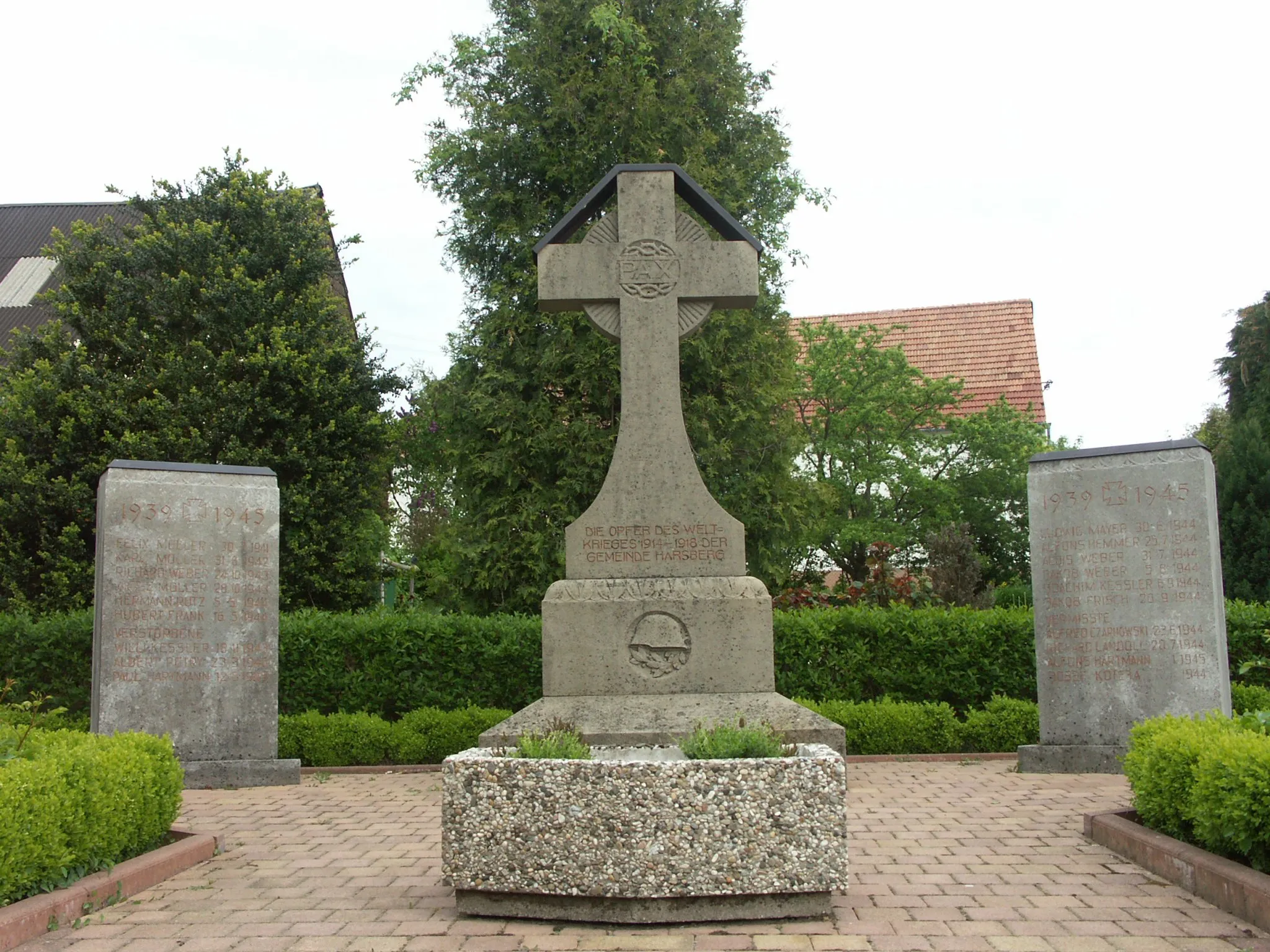Photo showing: War Memorial - Krieger-/Kriegsopferdenkmal - Mémorial de guerre