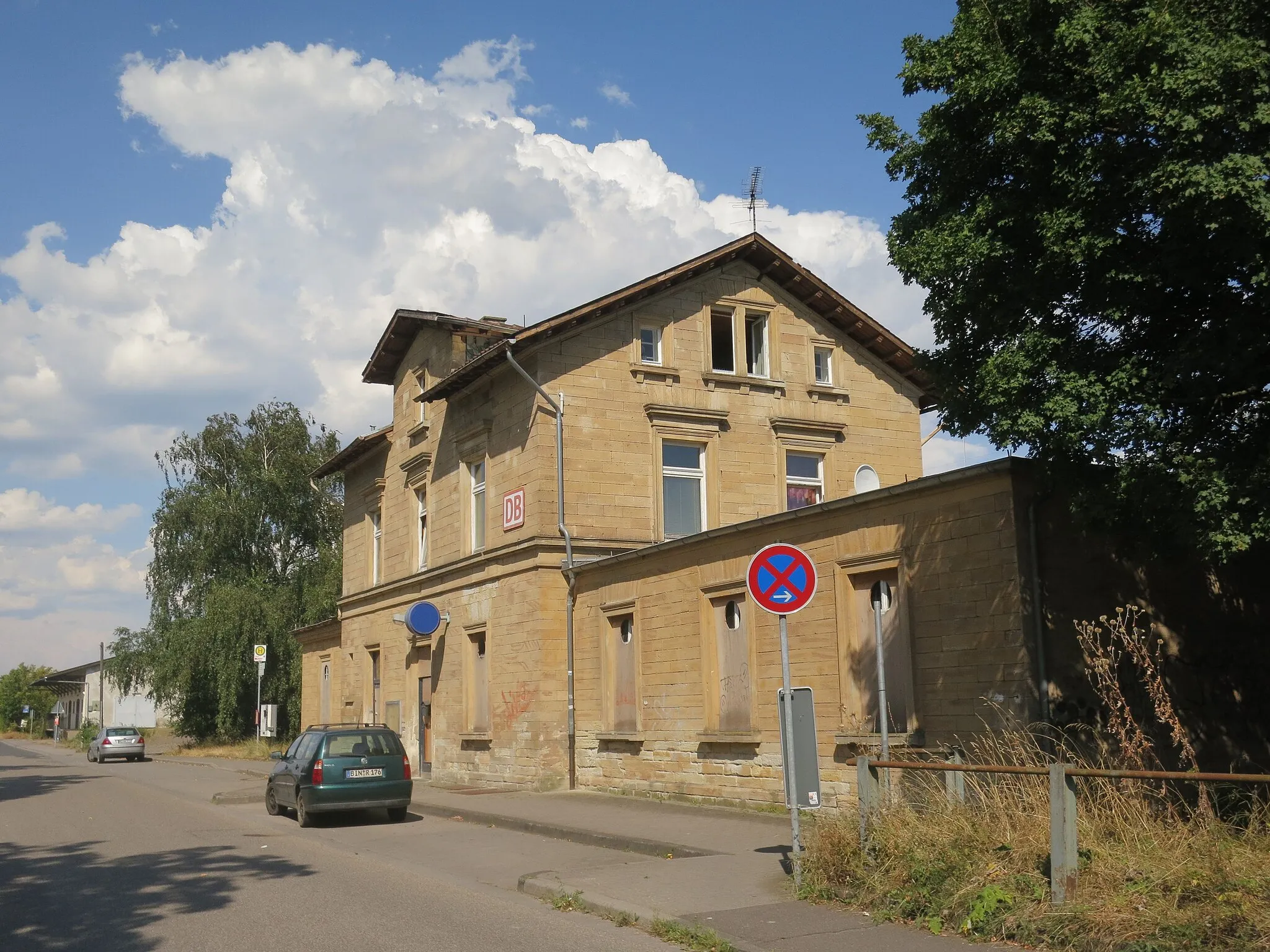 Photo showing: Bahnhof Gensingen-Horrweiler. Kulturdenkmal.
Empfangsgebäude, Straßenseite.