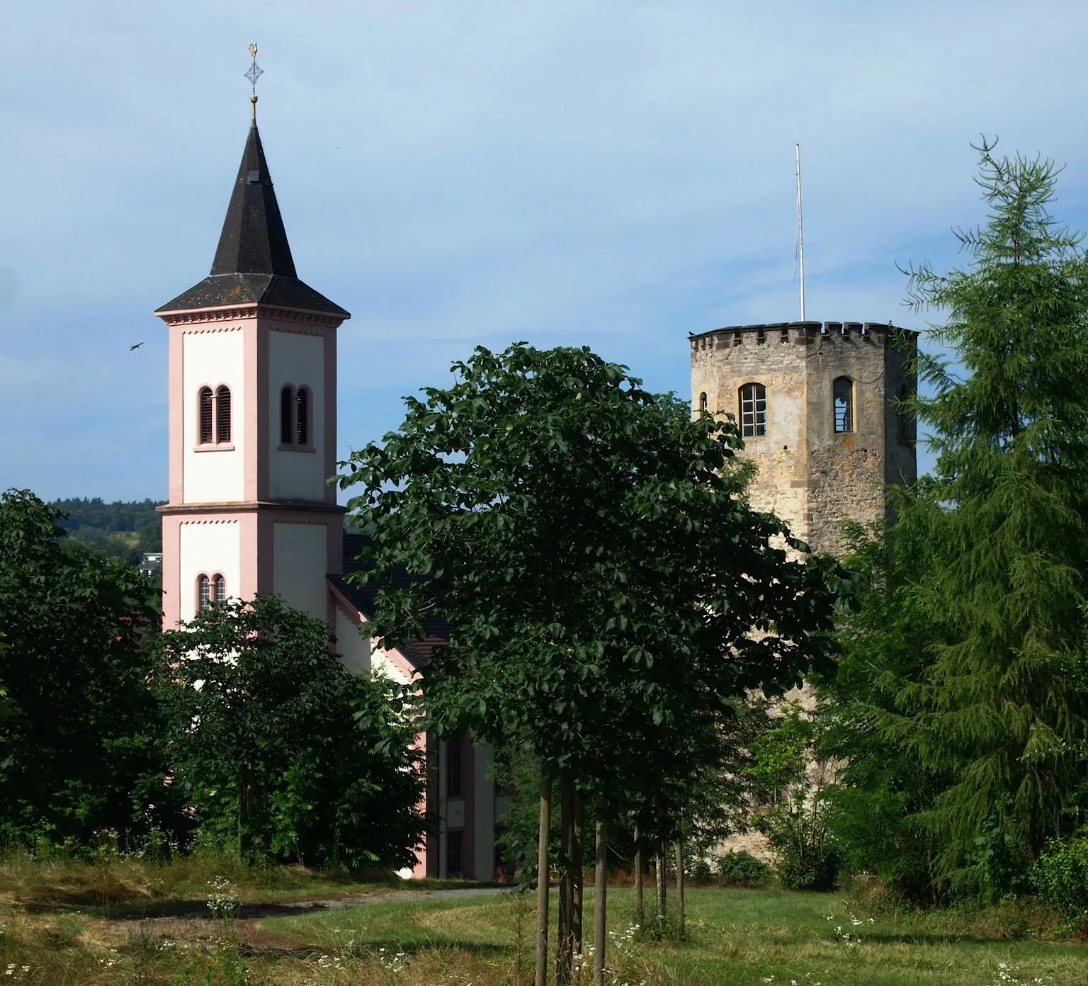 Photo showing: Kirchturm und Alter Turm beim Schloss Gondelsheim