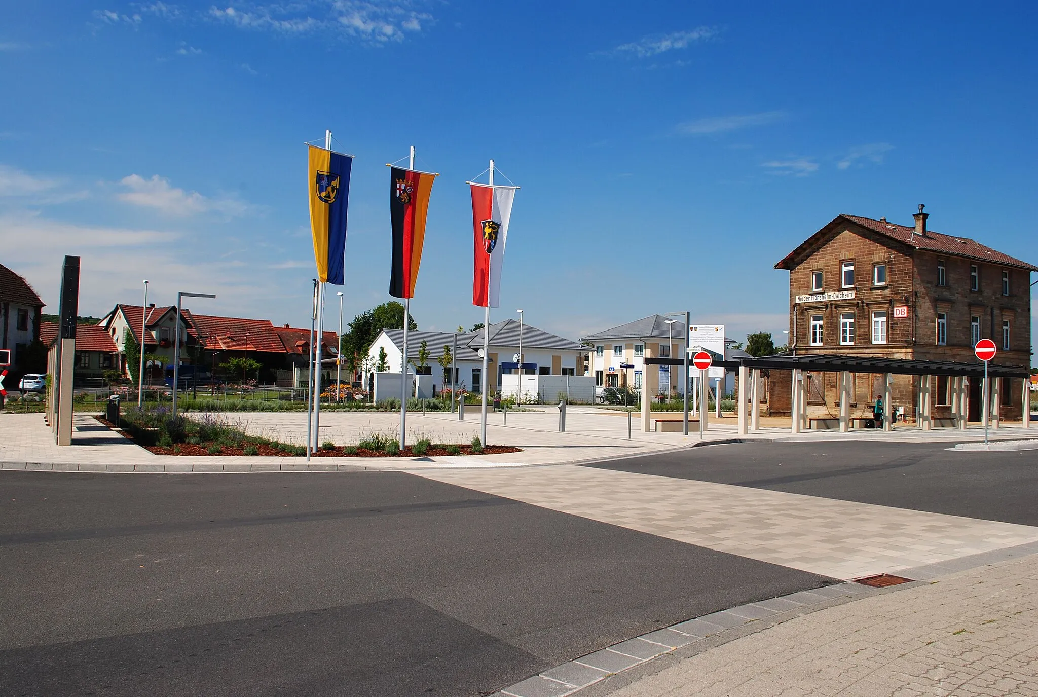 Photo showing: Bahnhofsvorplatz und Bahnhofsgebäude Flörsheim-Dalsheim 2011