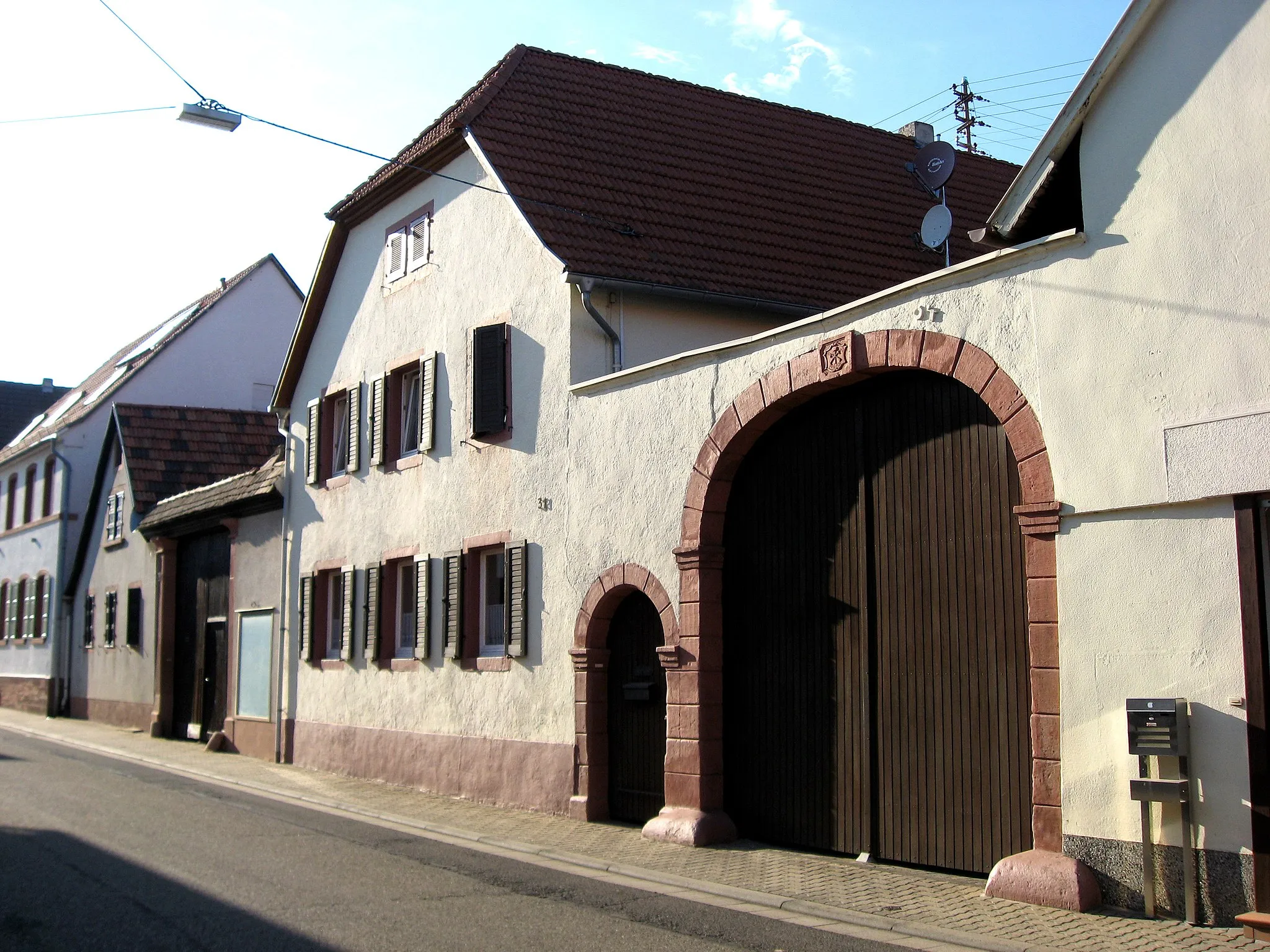 Photo showing: barocke Hofanlage Hauptstraße 31 in Freimersheim; Torbogen mit Küferzeichen