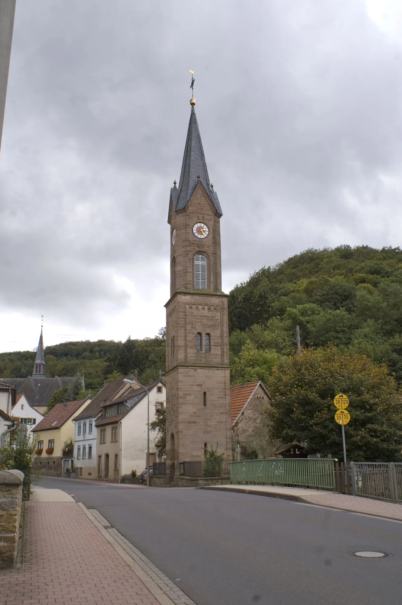 Photo showing: (gegenüber) Alsenzstraße 29: Protestantischer Glockenturm; Sandsteinquaderbau, bezeichnet 1877, Architekt Julius Huth, Kaiserslautern