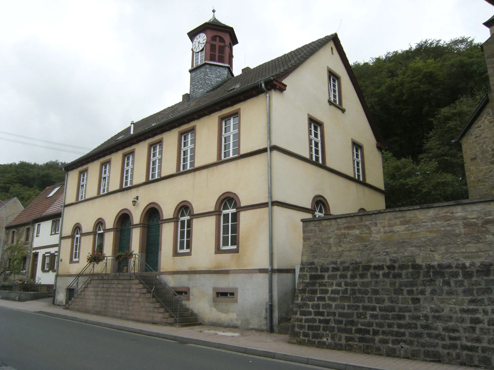 Photo showing: Alsenzstraße 44: ehemaliges Schulhaus; klassizistischer Putzbau, 1829; ortsbildprägend