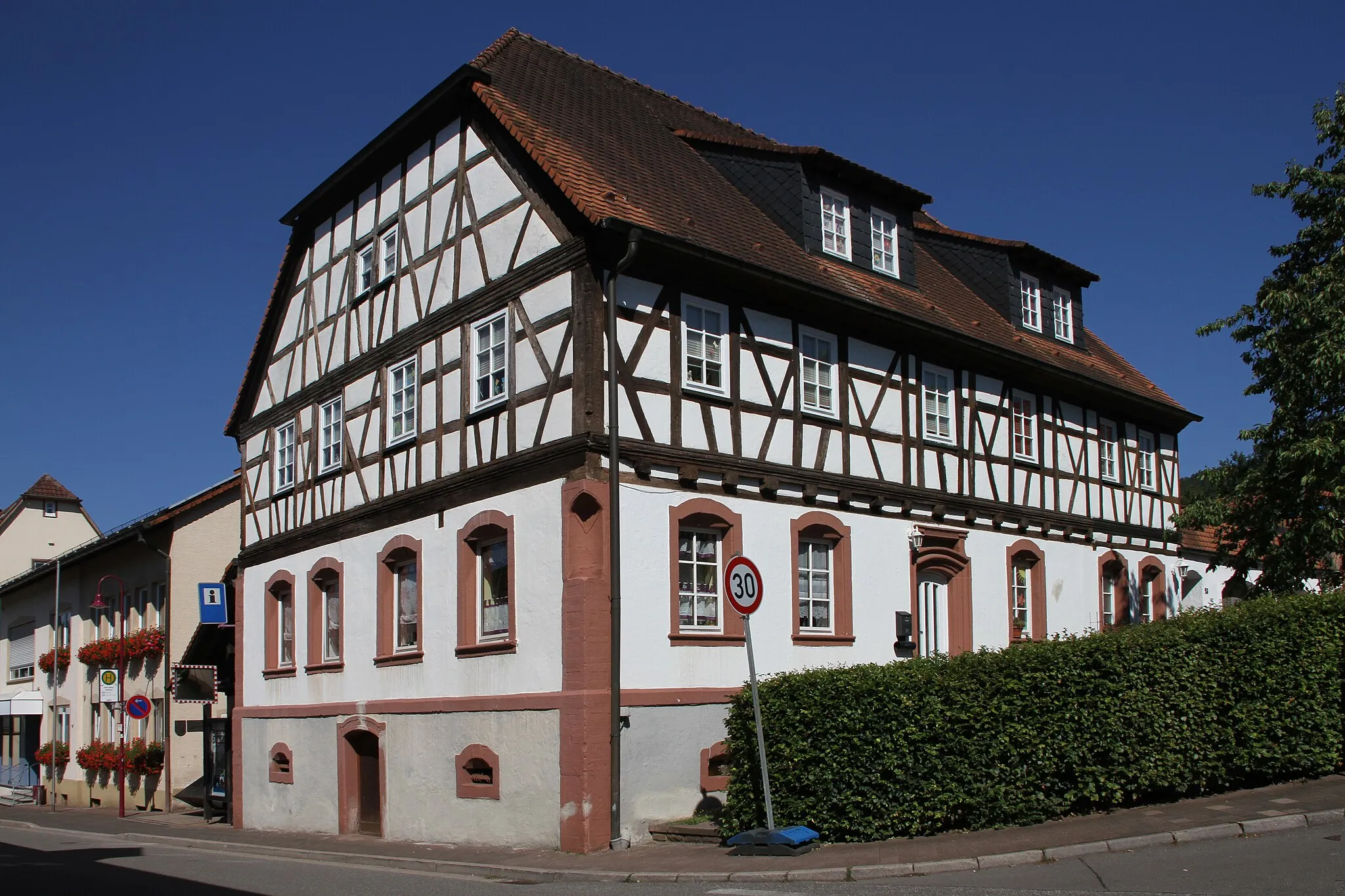 Photo showing: Merzalben, Hauptstraße 53; ehemalige Schule; Fachwerkbau, teilweise massiv, Krüppelwalmdach, bezeichnet 1768.