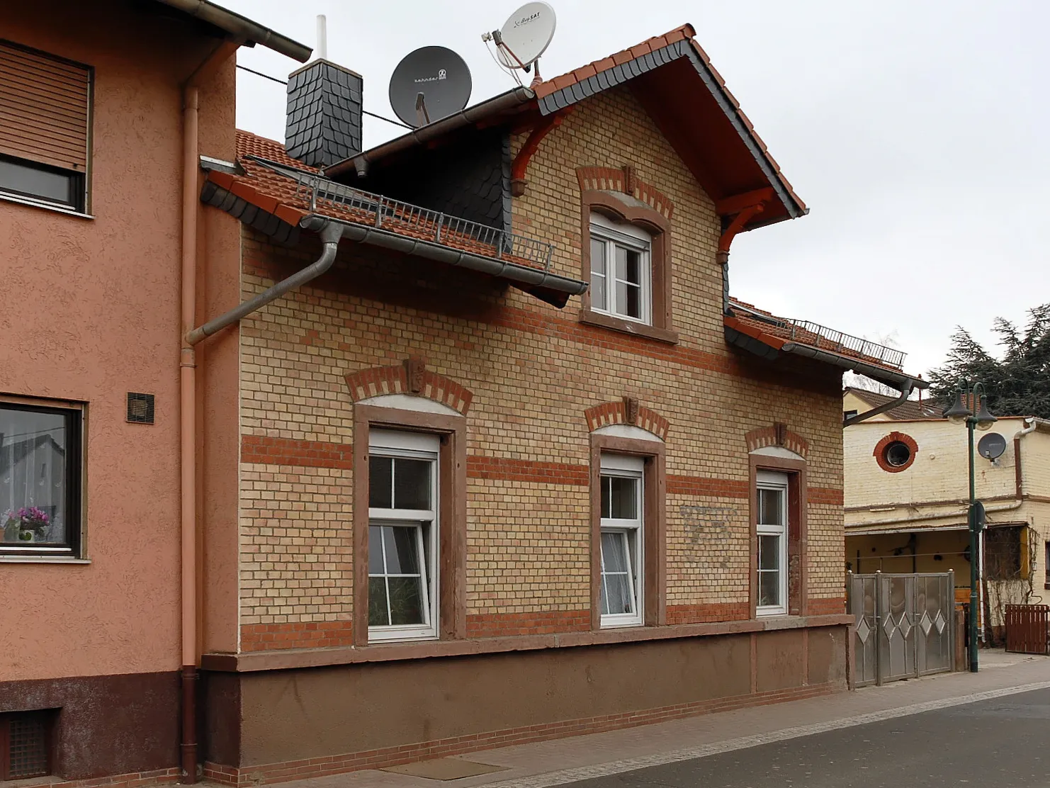 Photo showing: The former train station of Heuchelheim near Frankenthal.