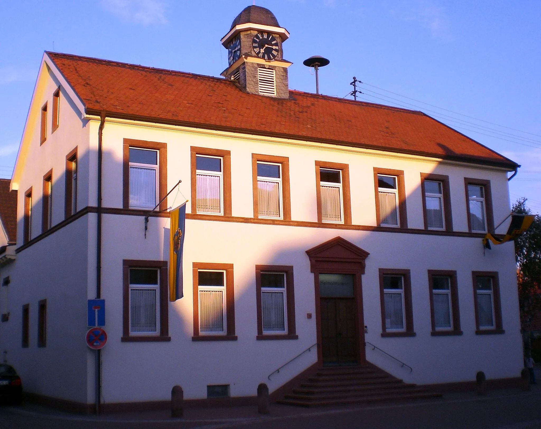 Photo showing: Ehemaliges Schul- und Rathaus in Heuchelheim bei Frankenthal. Heute Heimatmuseum