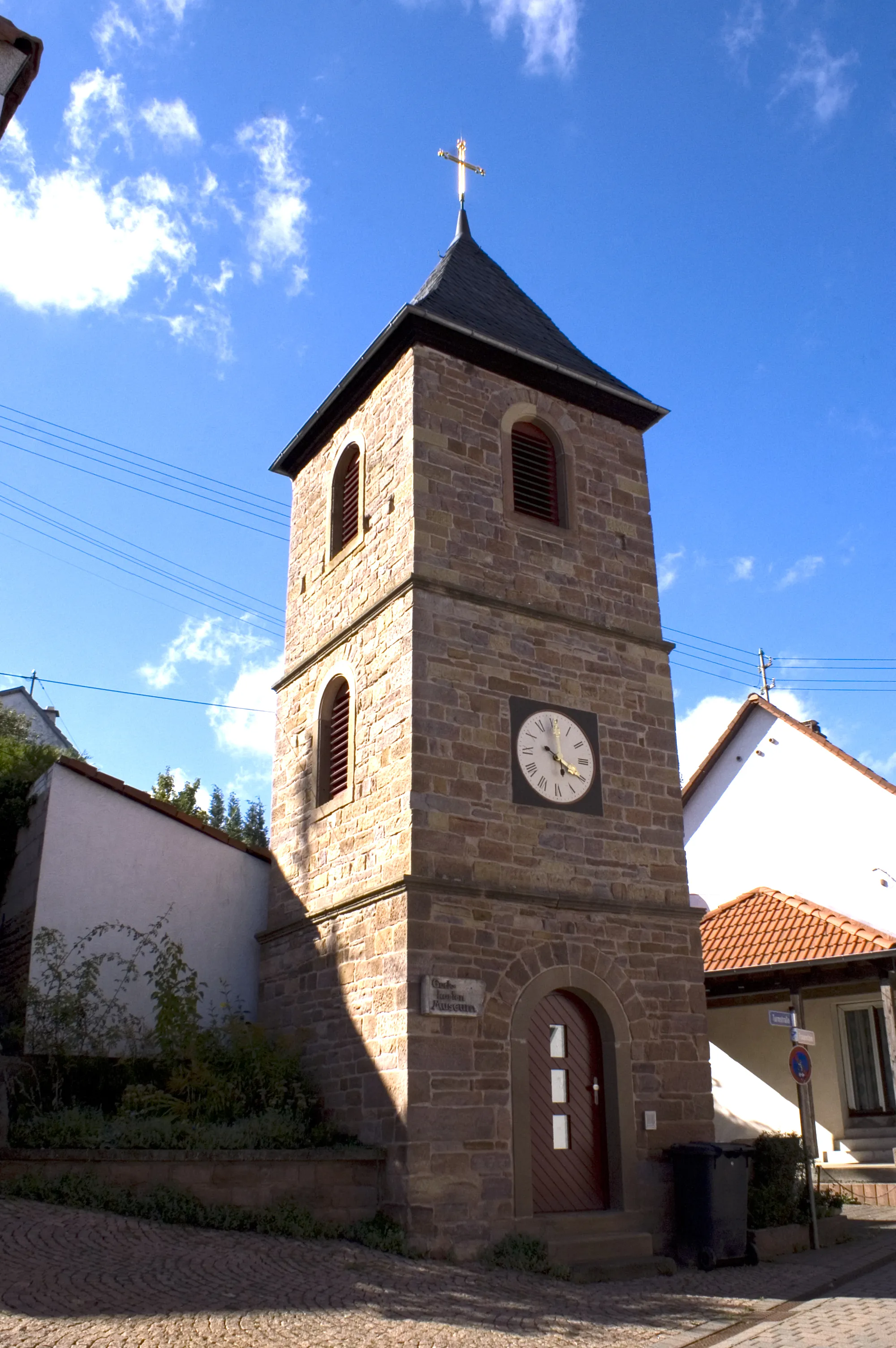 Photo showing: Ruppertsecken/Pfalz, Turmstraße 9: Glockenturm; Sandsteinquaderbau mit Pyramidendach, 1885 (oder 1869), Architekt eventuell Jacob Hoerner, Kirchheimbolanden