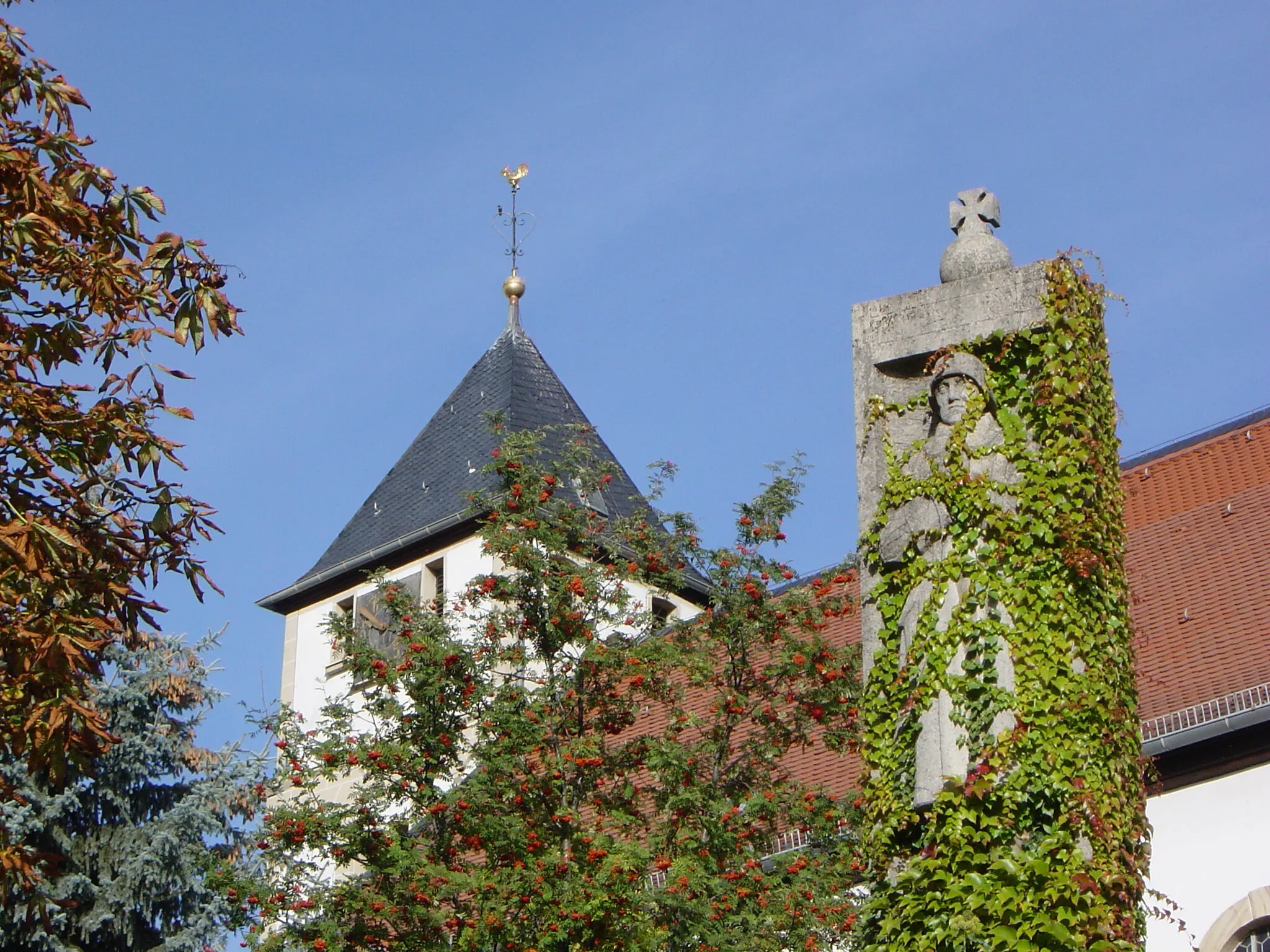 Photo showing: Das Denkmal zeigt einen betenden Soldaten.