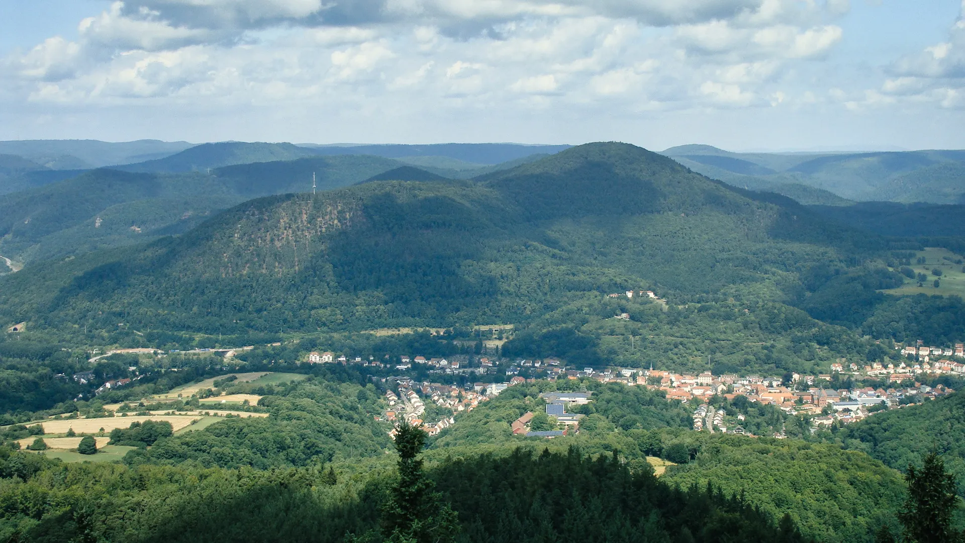 Photo showing: Kleiner Adelberg (links, 484 m) und Großer Adelberg (rechts, 567m) im Wasgau/Pfälzerwald, im Vordergrund Queichtal mit Annweiler - Blick vom Rehbergturm