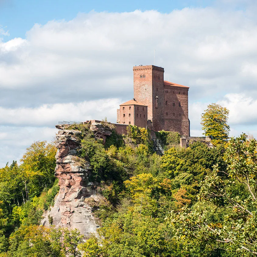 Photo showing: Trifels Castle (German: Reichsburg Trifels) is a medieval castle at an elevation of 500 m (1,600 ft) near the small town of Annweiler