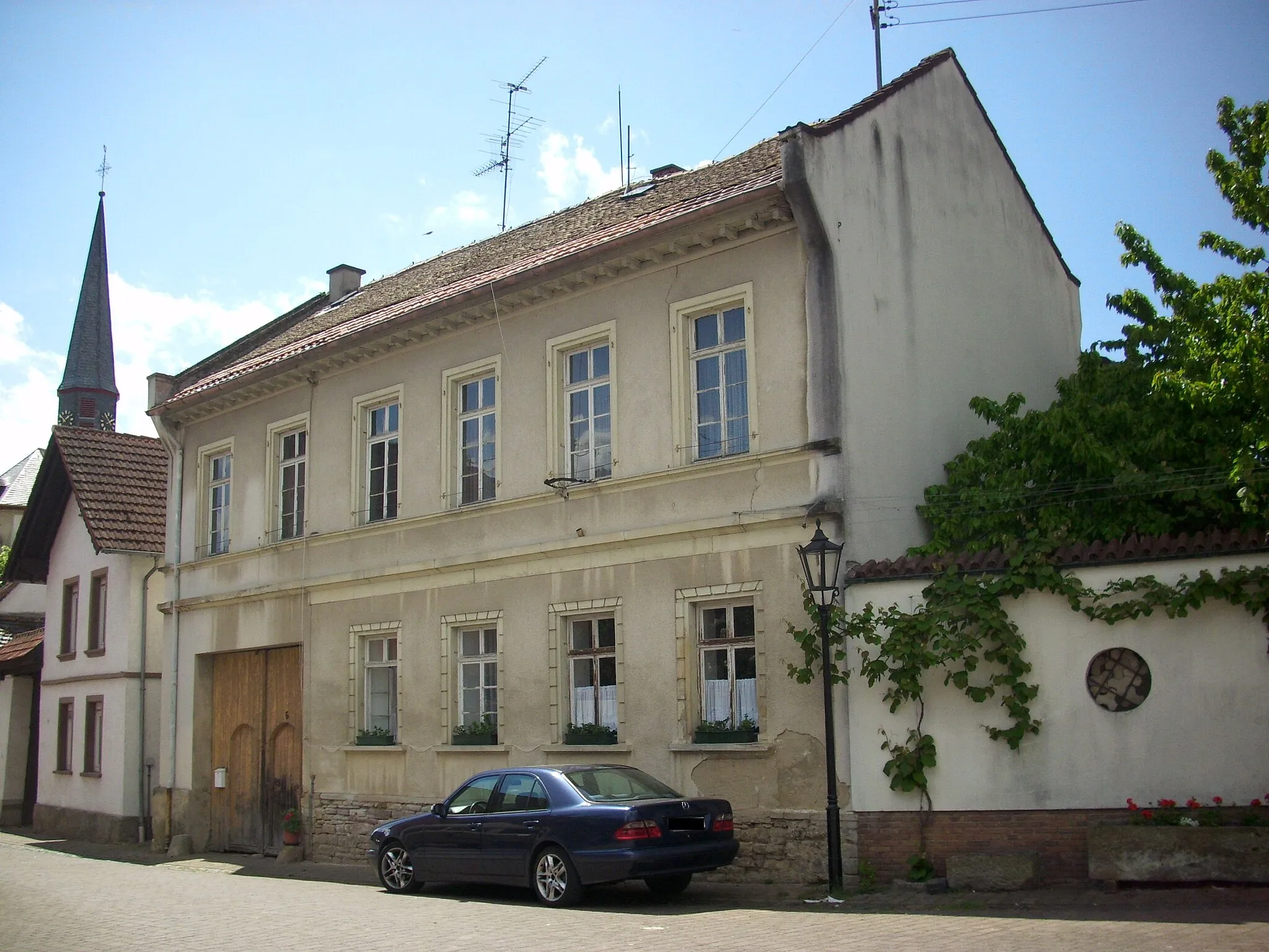 Photo showing: Ehemaliges evangelisches Schulhaus; klassizistischer Putzbau, 1825, Architekt Peter Wetter, Mainz, Erweiterung 1884; platzbildprägend