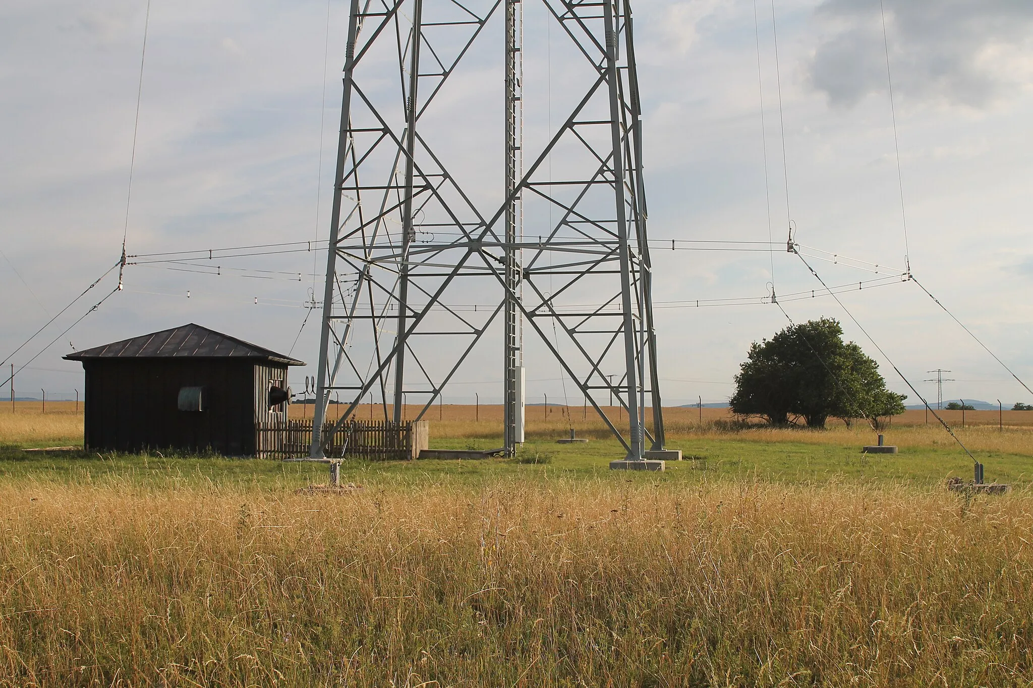 Photo showing: Fuß des Sendeturms des Rheinsenders
Camera location 49° 52′ 44.52″ N, 8° 03′ 04″ E View this and other nearby images on: OpenStreetMap 49.879033;    8.051112