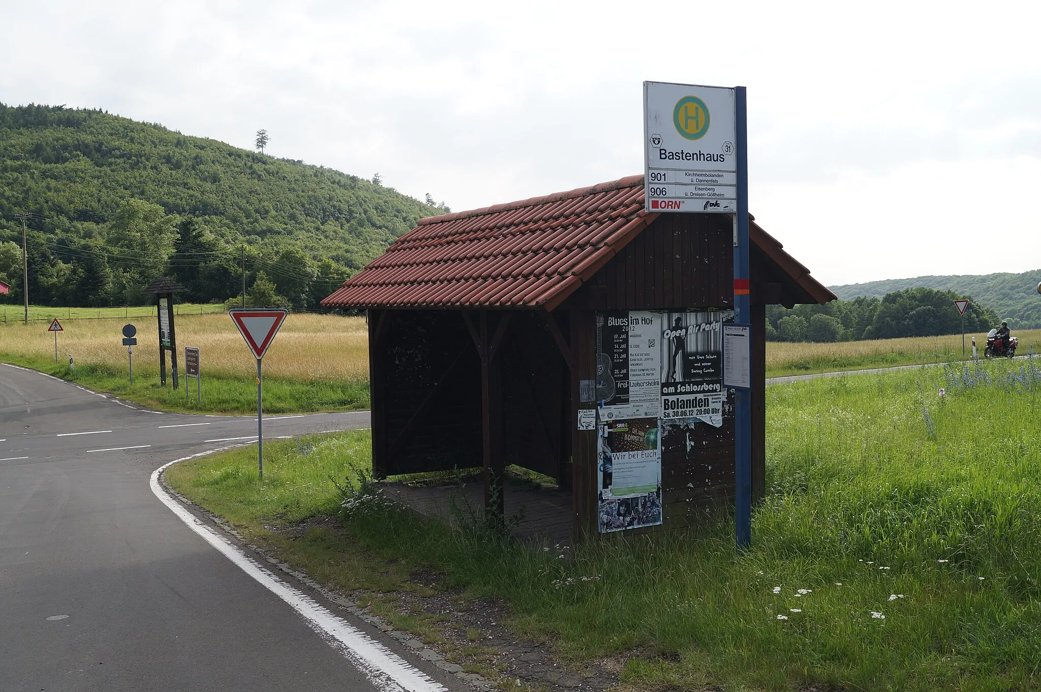 Photo showing: Bushaltestelle des Weilers Bastenhaus auf der Gemarkung Dannenfels
