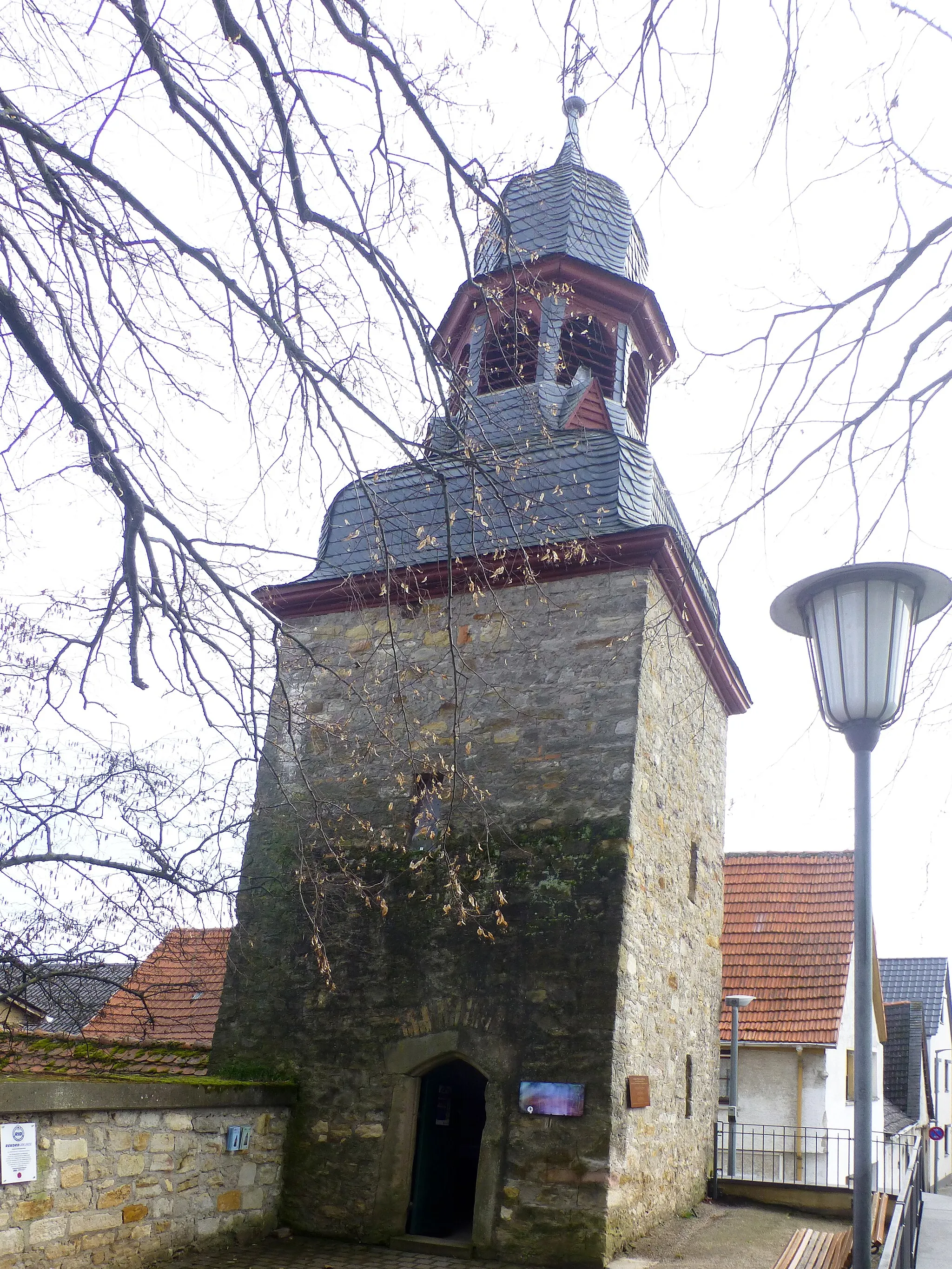 Photo showing: Schiefer Turm von Gau-Weinhem; Ansicht von Nordnordwesten