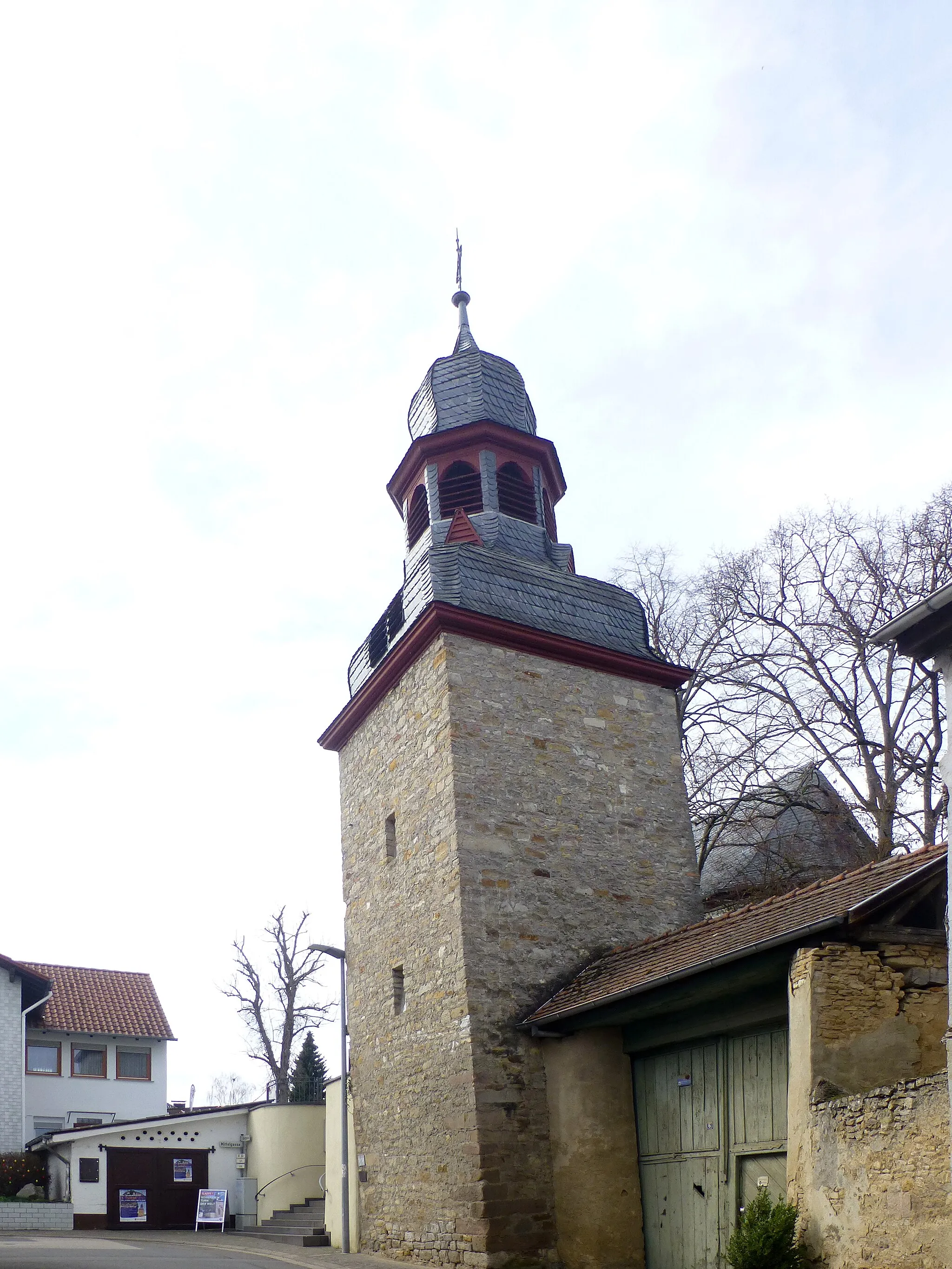 Photo showing: Schiefer Turm von Gau-Weinhem; Ansicht von Osten aus der Obergasse