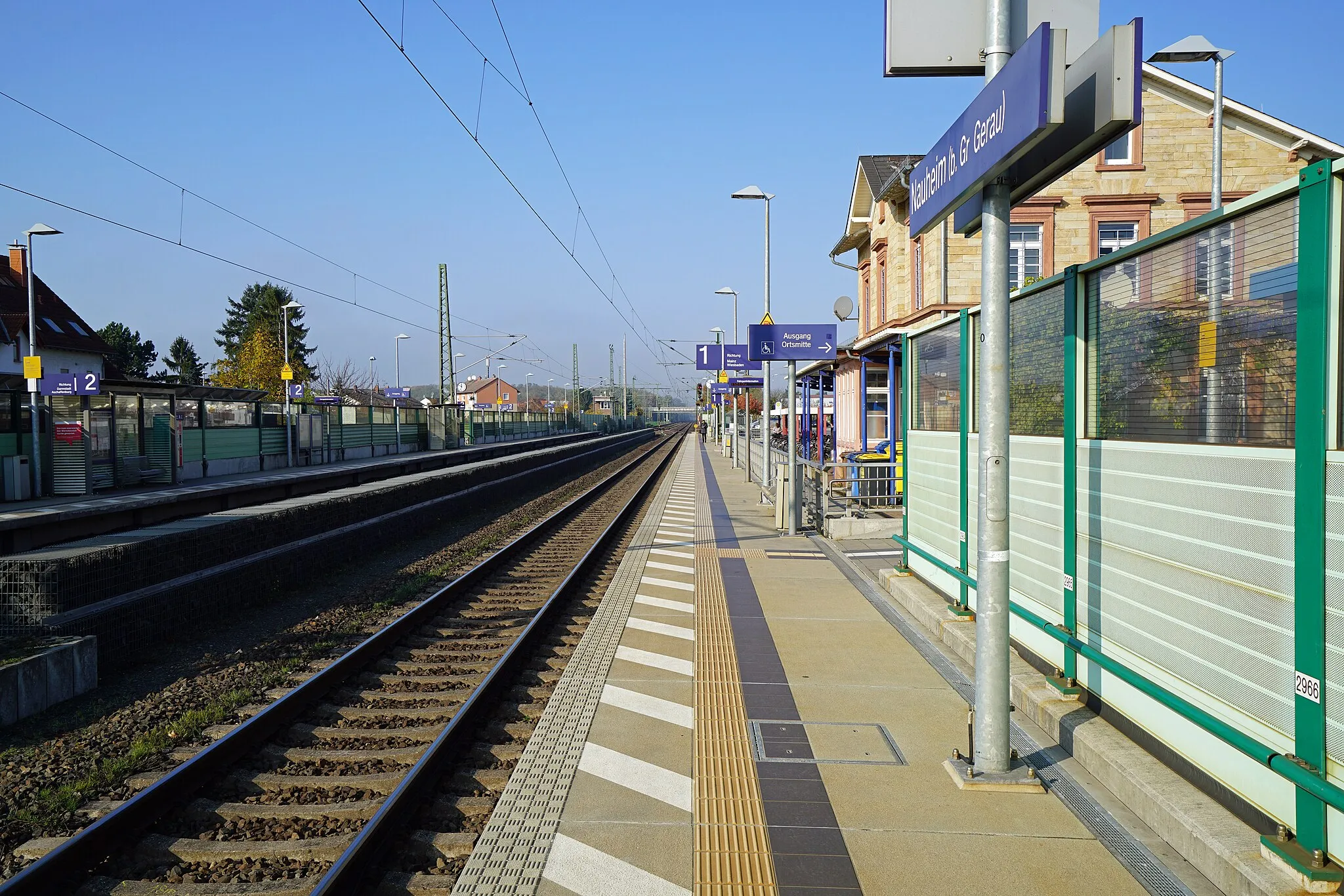 Photo showing: Bahnsteige des Bahnhofs Nauheim (b Groß-Gerau) in Nauheim in Hessen