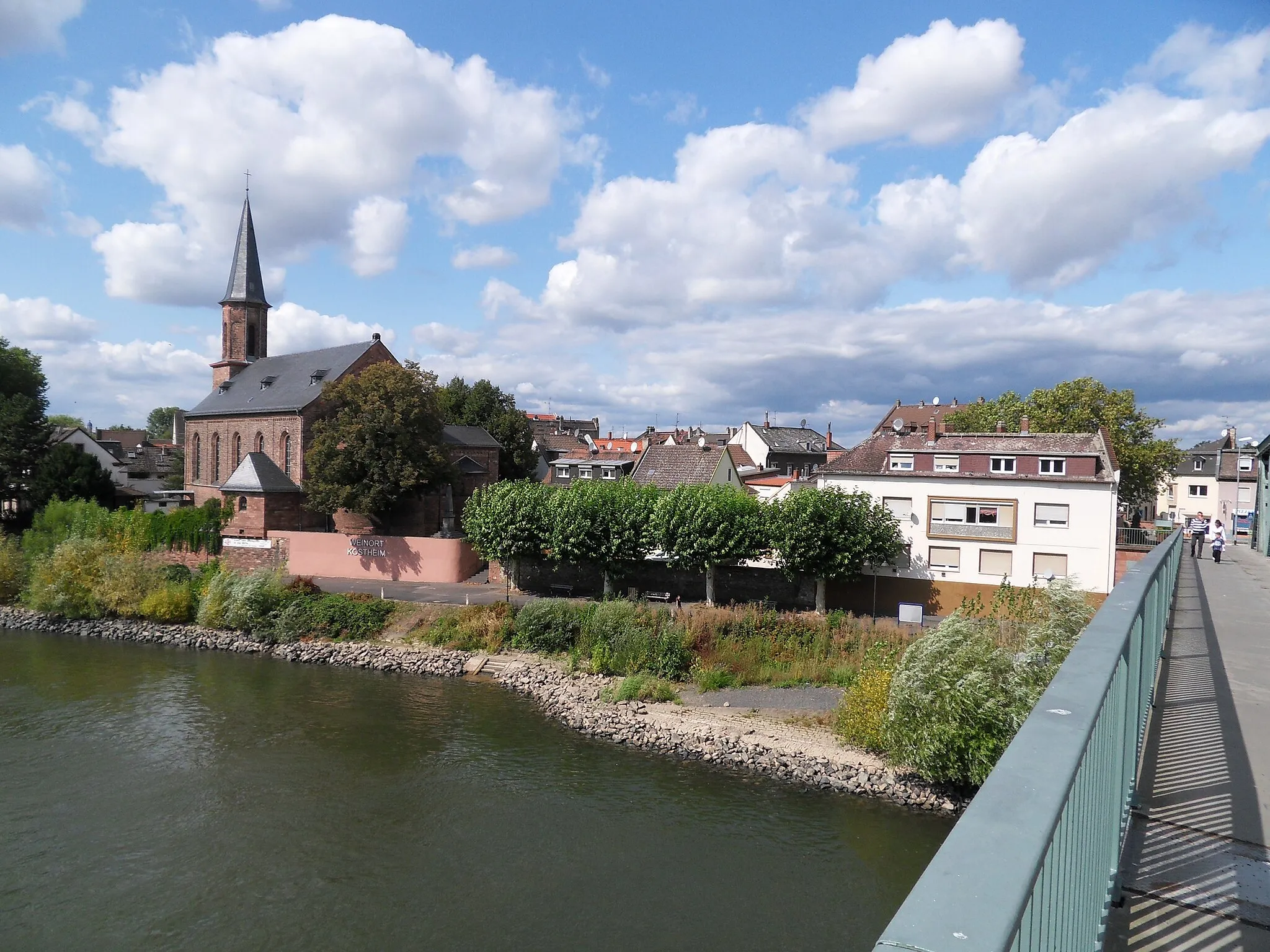 Photo showing: Blick auf das Mainufer in Mainz-Kostheim mit katholischer Pfarrkirche St. Kilian von der Mainbrücke aus gesehen