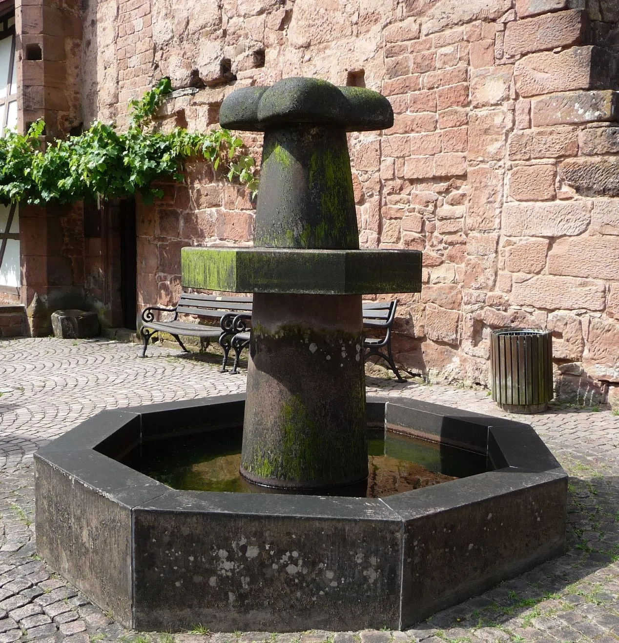 Photo showing: Brunnen vor dem Alten Turm in Appenthal