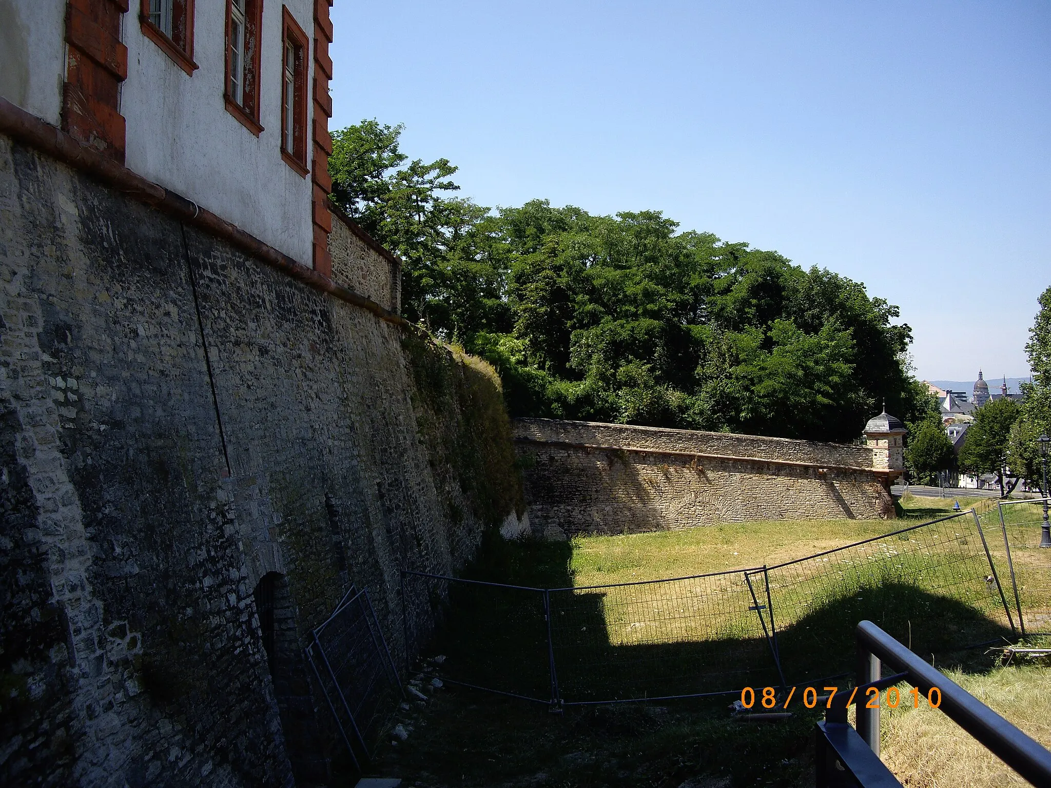 Photo showing: Zitadelle Wall and Moat