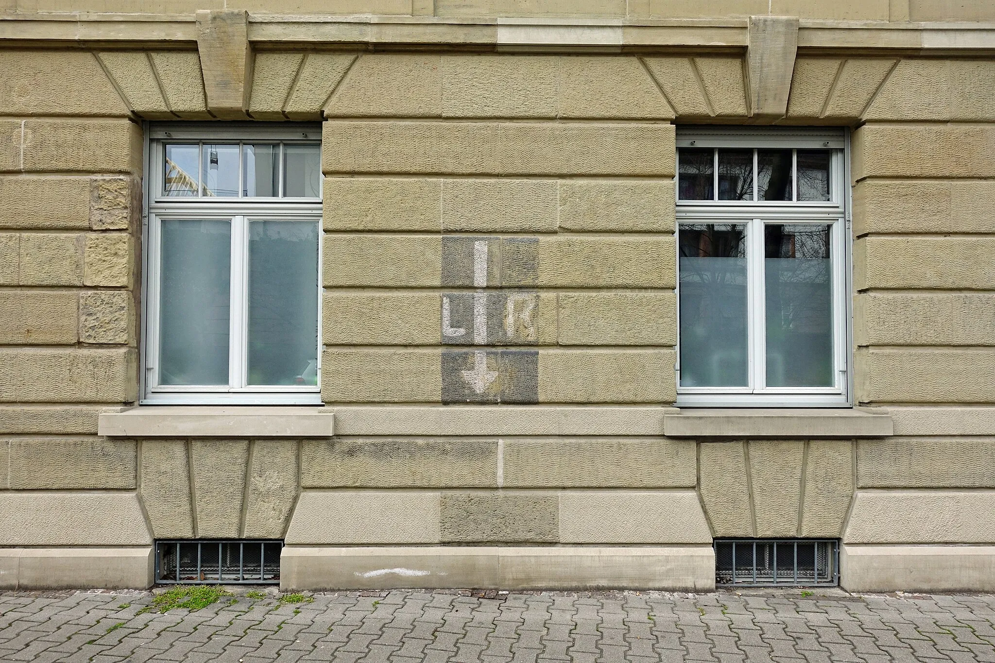 Photo showing: Marking LR, air raid shelter, Mannheim, E 7, 2