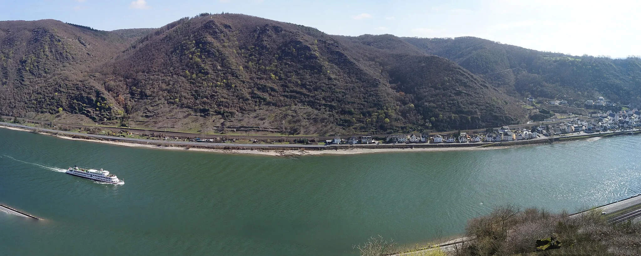 Photo showing: Panoramic view from Ziehlay over the rhine river to Kestert.
