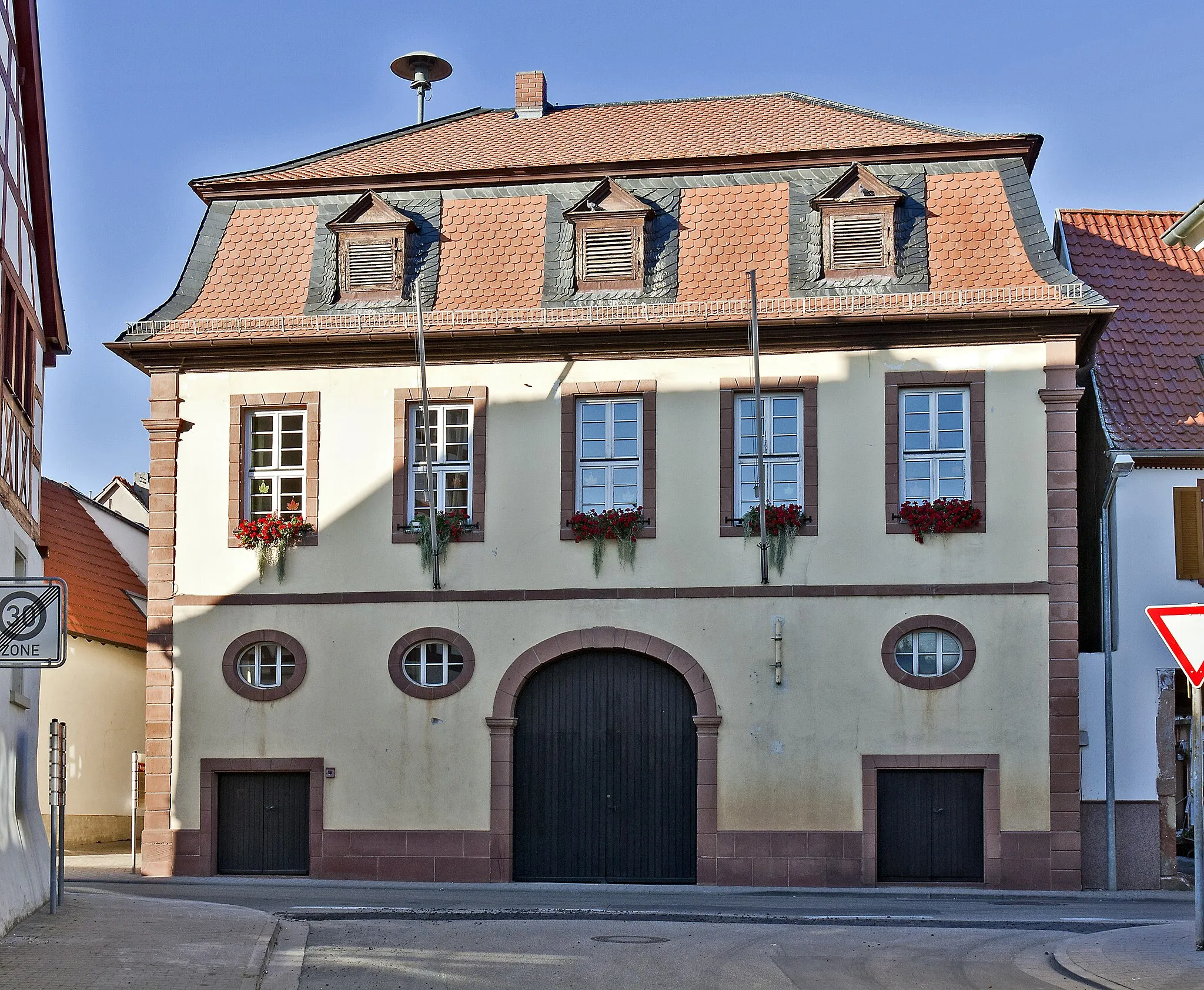 Photo showing: Worms-Abenheim, Rathaus, stattlicher barocker Mansardwalmdachbau, ab 1738, Architekt Dombaumeister Johann Jörg Endtner