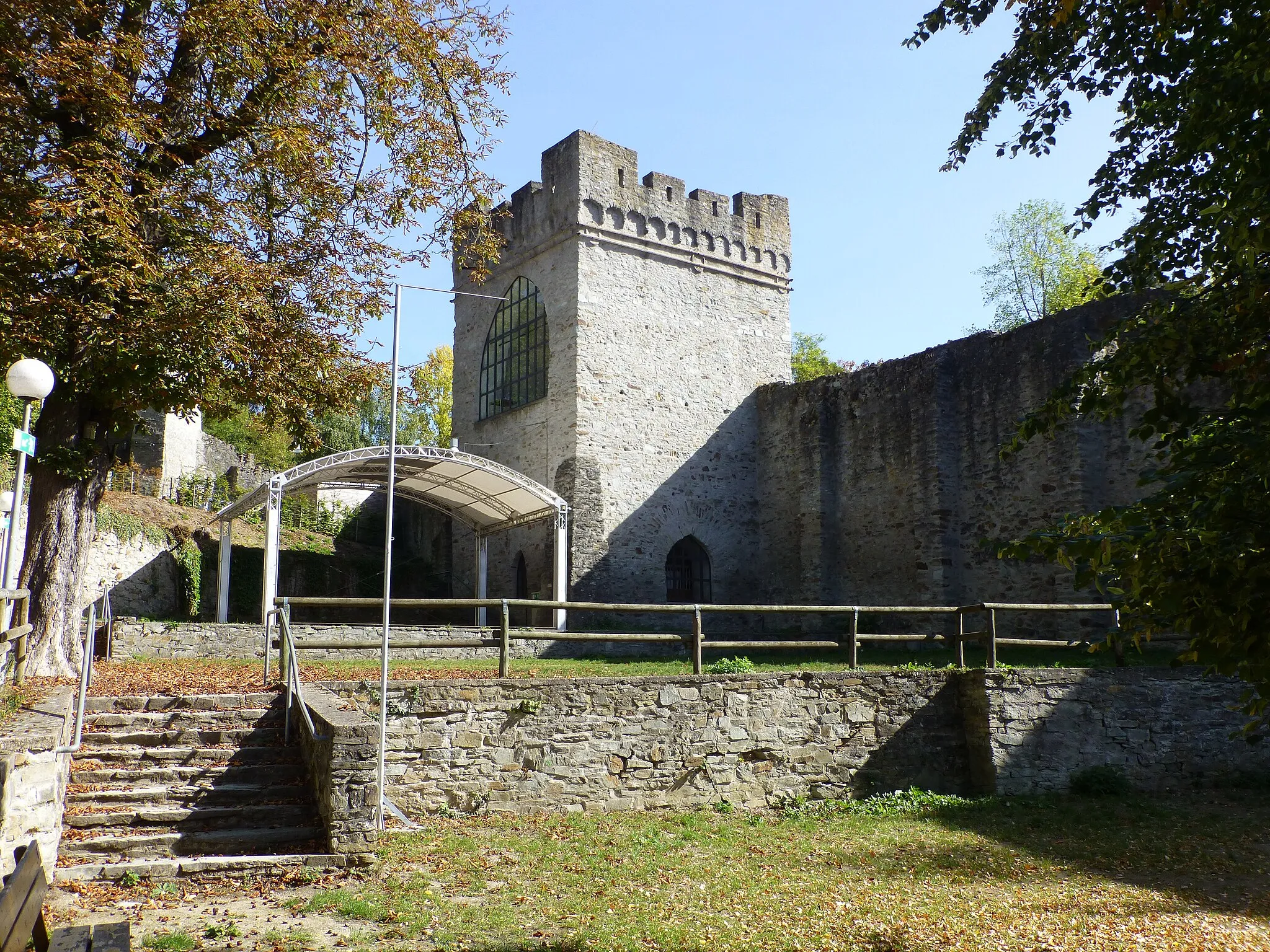 Photo showing: Kapellenturm der Burg Sonnenberg an der Burgmauer der unteren Burg