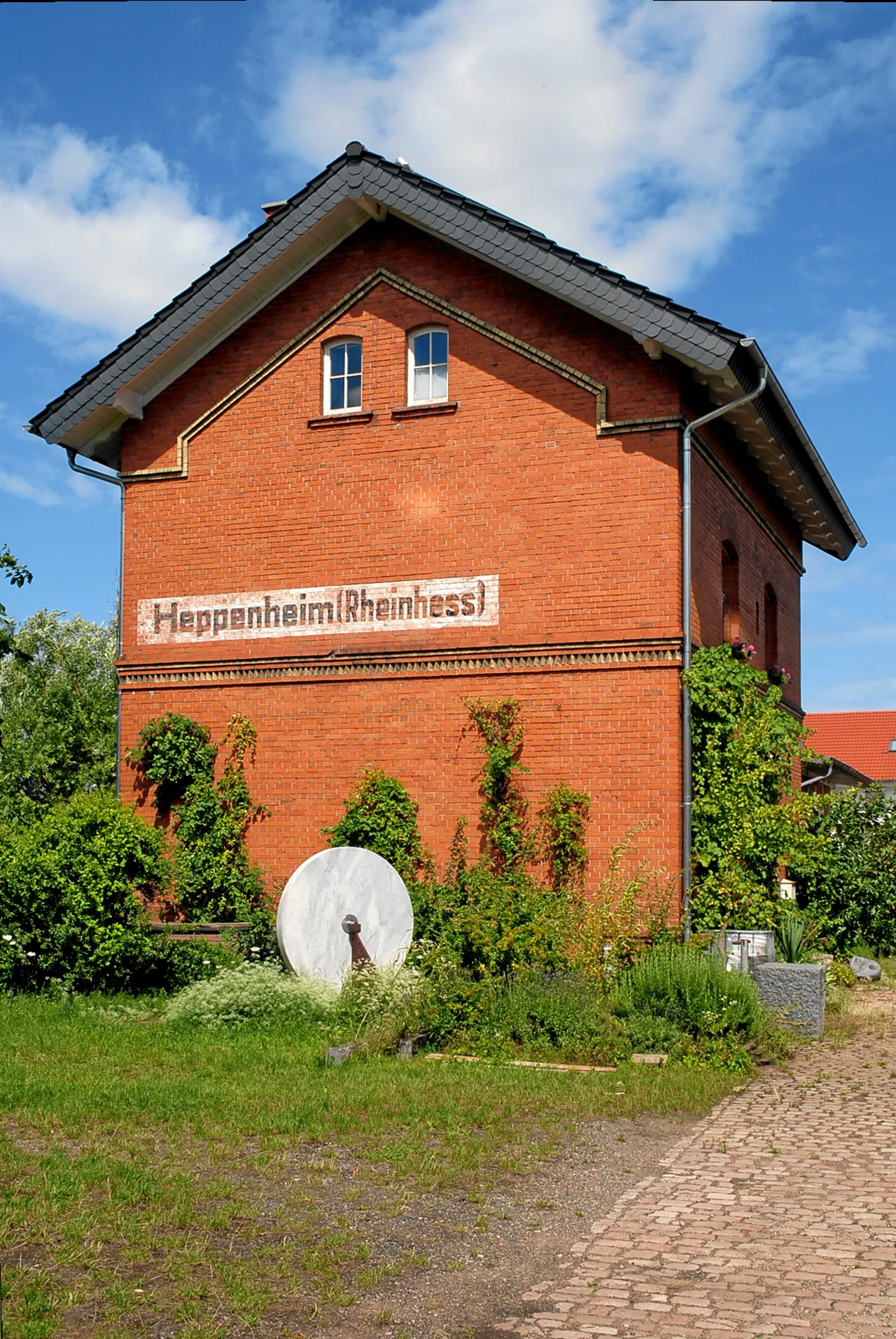 Photo showing: The former railway station in Worms-Heppenheim.