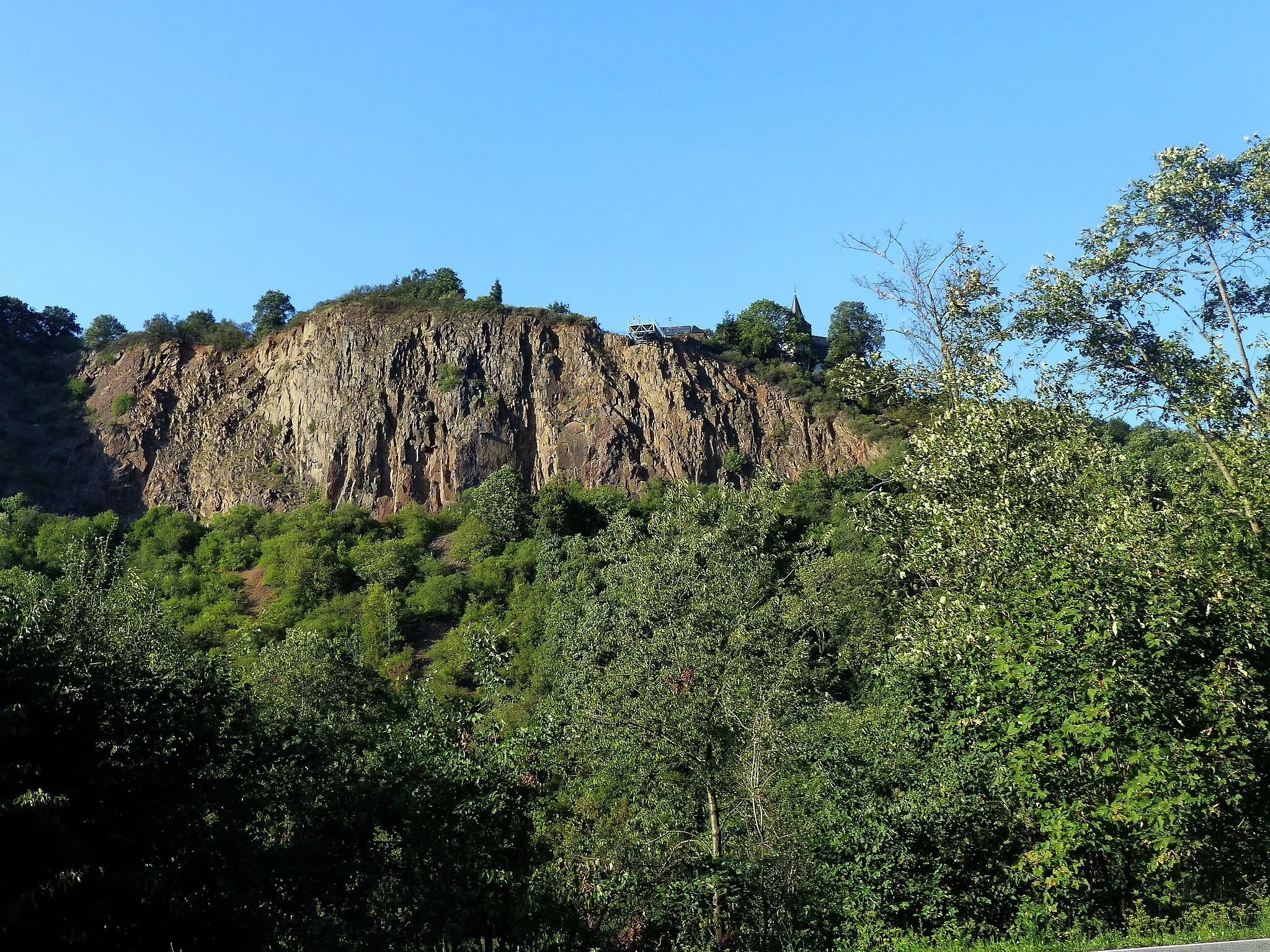 Photo showing: Die 60 m hohe Felswand bei Hochstetten-Dhaun/Ortsteil St. Johannisberg