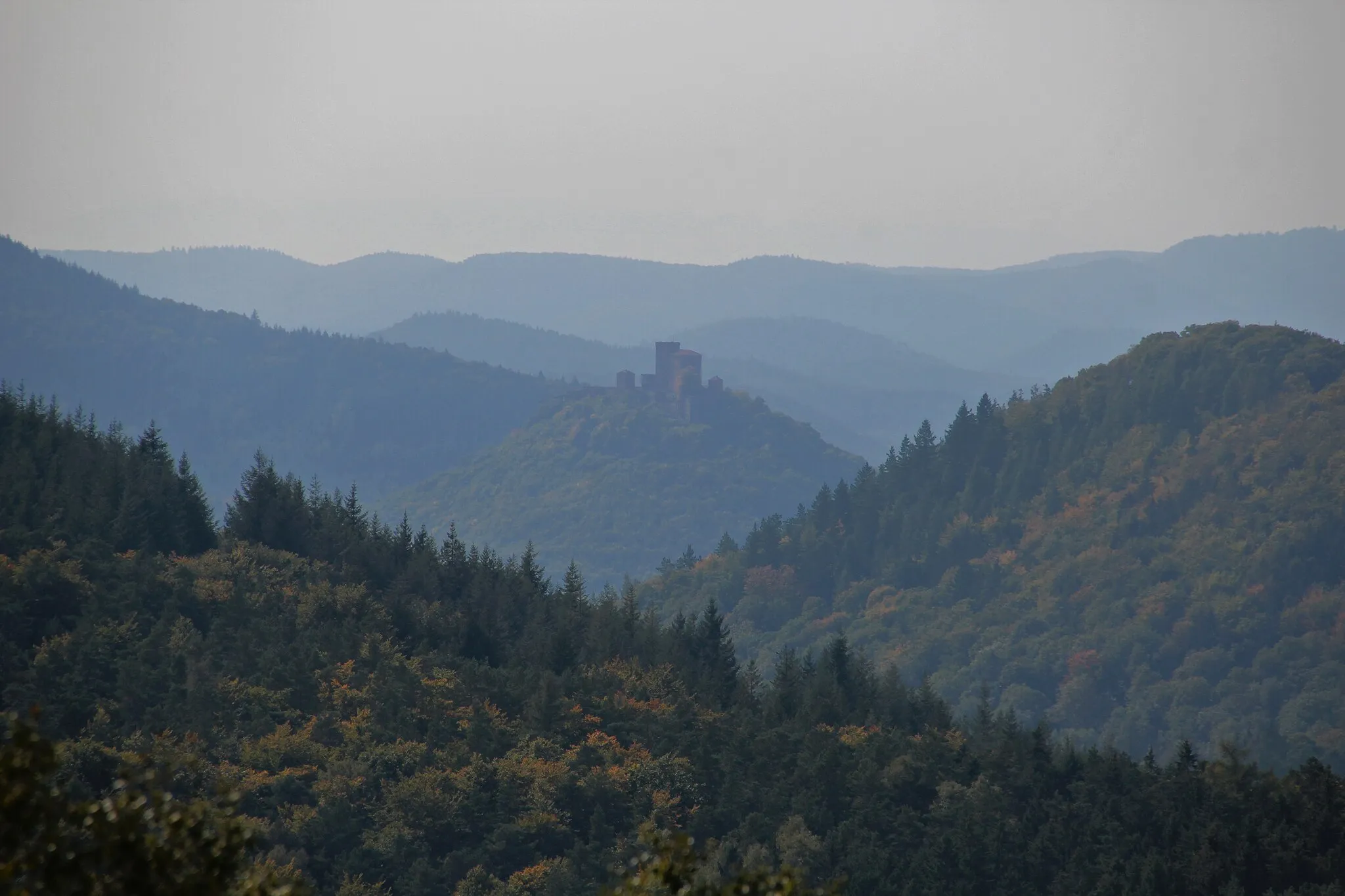 Photo showing: Blick vom Ludwigsturm in den Pfälzer Wald auf die Burg Trifels