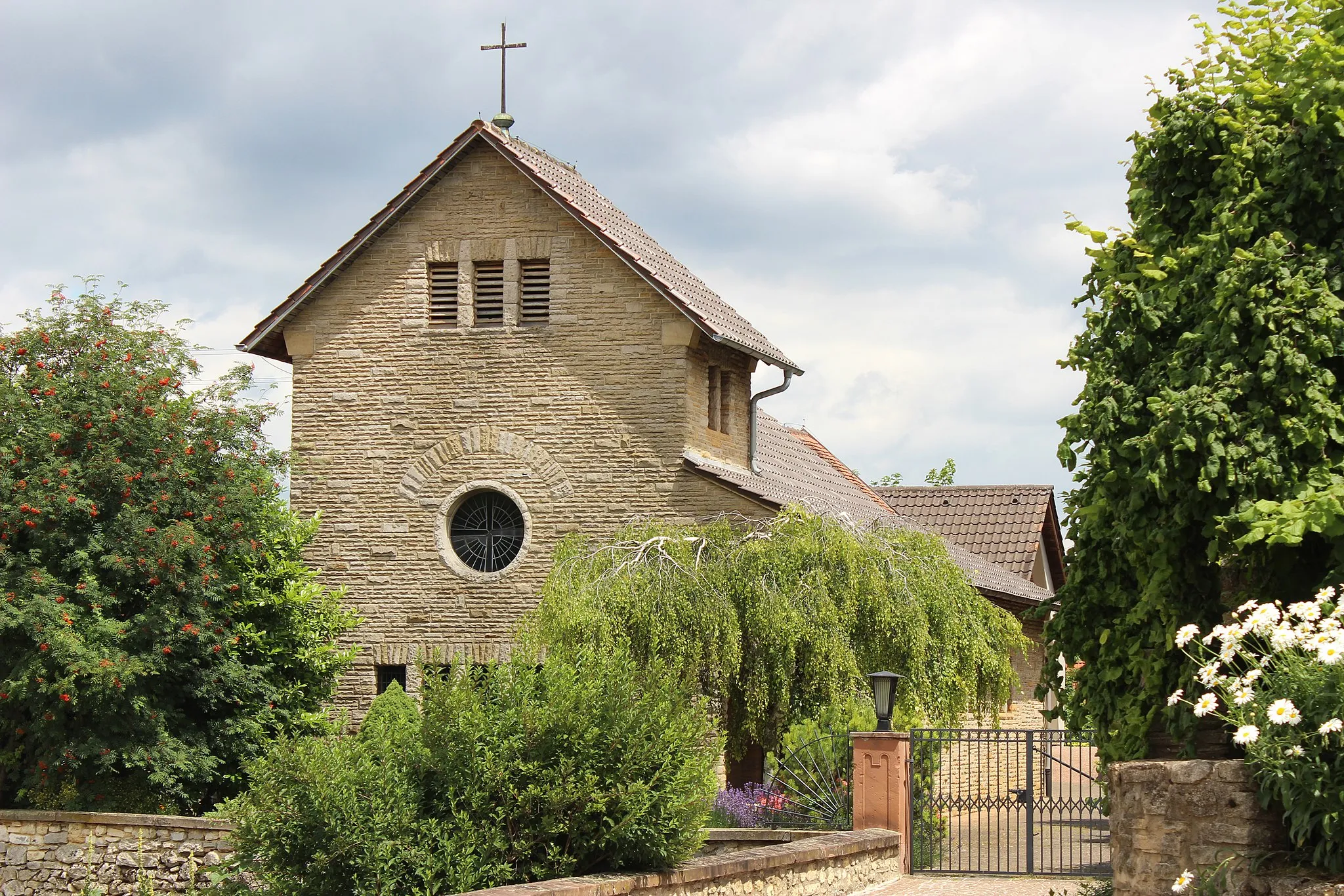 Photo showing: 1963/64 auf den Fundamenten des gotischen Vorgängers erbaute Kirche. Chor der ursprünglichen Kapelle erhalten und integriert. Lavabonische, Sakramentshaus, sowie gotische Fresken erhalten.