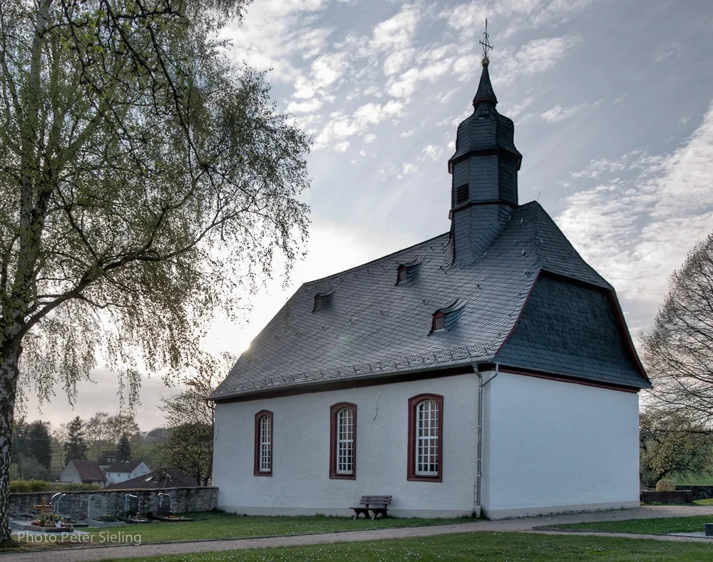 Photo showing: Seit dem Jahr 1576 ist in Reinborn eine Kirche nachgewiesen. Die östlich außerhalb des Ortes gelegene gotische oder romanische Kapelle wurde während des Dreißigjährigen Kriegs zerstört. An ihrer Stelle wurde zwischen 1722 und 1724 im schlichten bäuerlichen Spätbarock eine Saalkirche errichtet