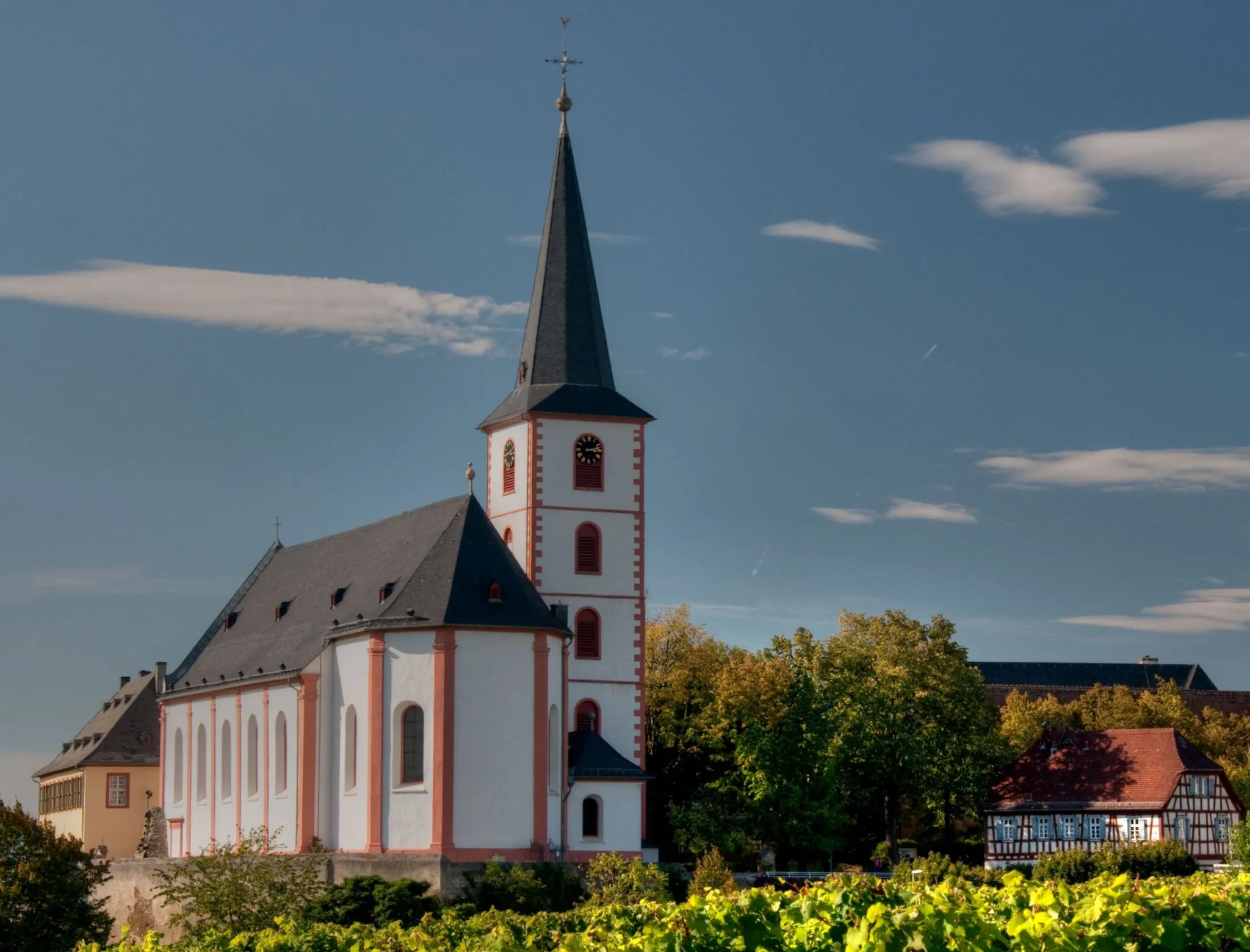 Photo showing: The church at Hochheim in Germany. Hochheim is a small city near Frankfurt.