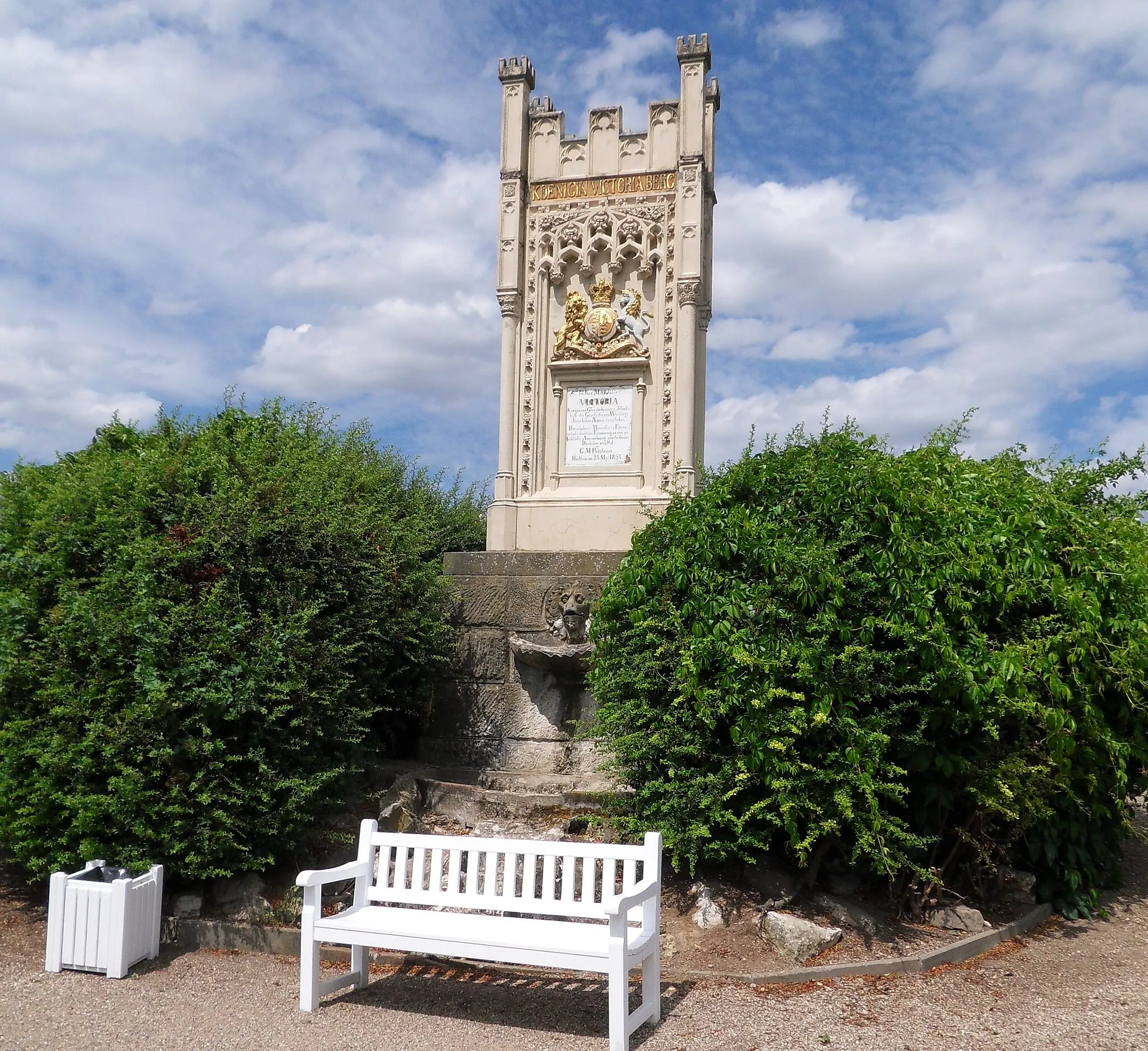 Photo showing: Südseite des Königin-Viktoria-Denkmals in den Weinbergen der Stadt Hochheim am Main