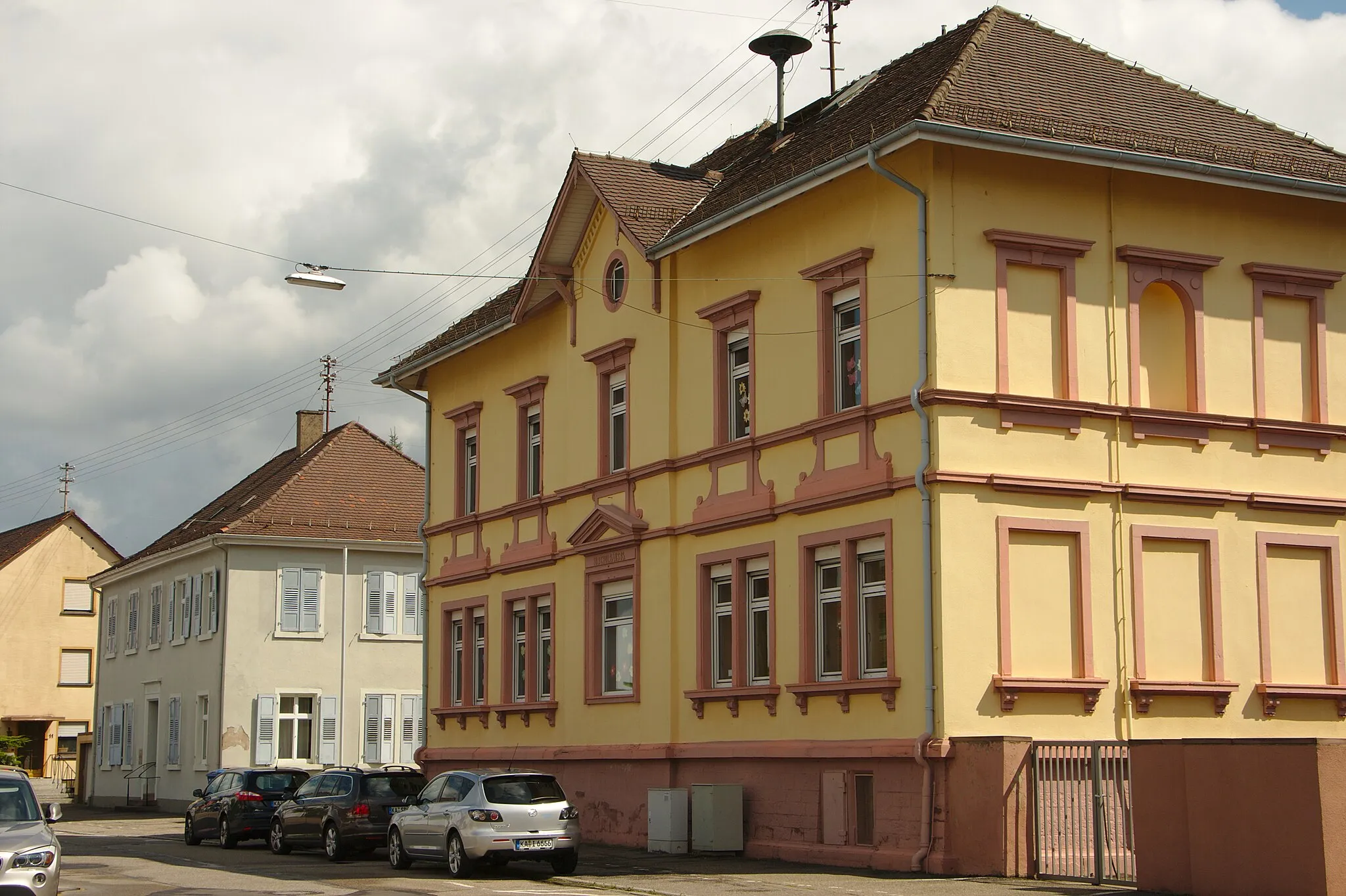 Photo showing: The Old (left) and the Middle Schoolhouse (right) in Karlsruhe-Hagsfeld, Germany
