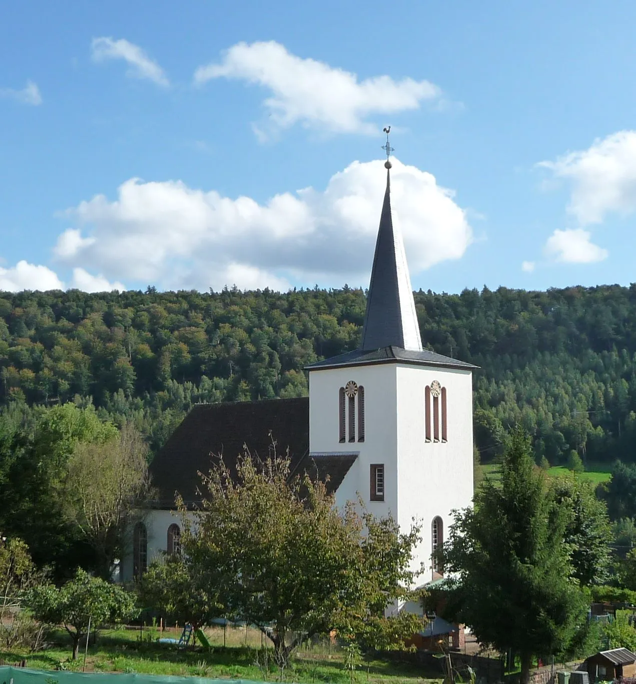 Photo showing: quadratischer Turm der protestantischen Kirche