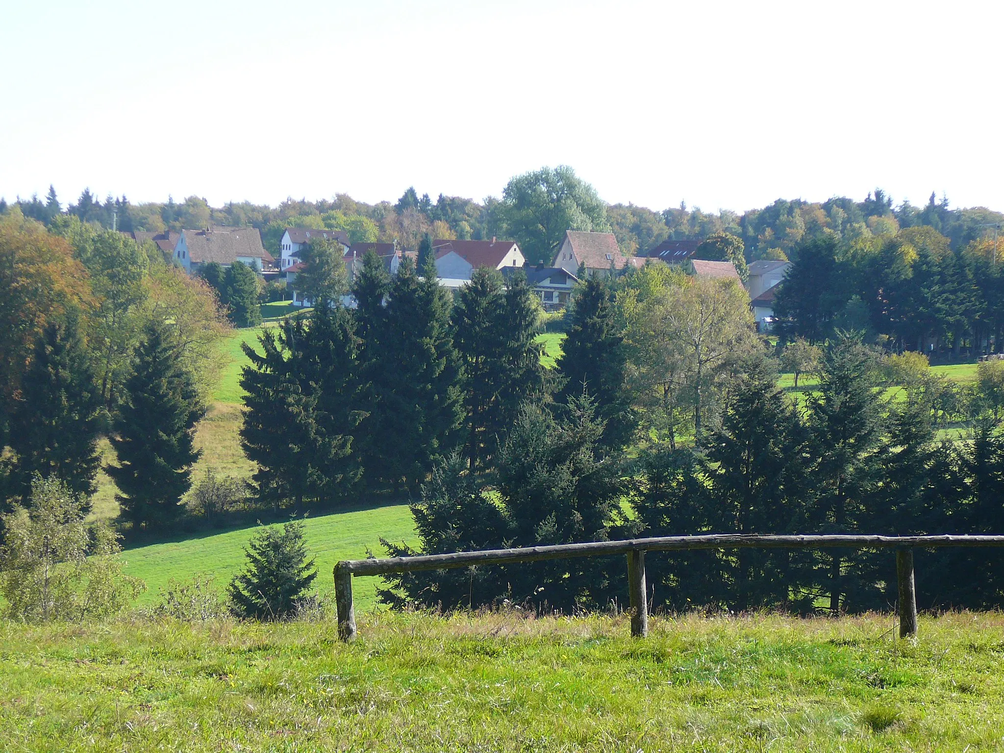 Photo showing: Blick von Westen auf den Hermersbergerhof