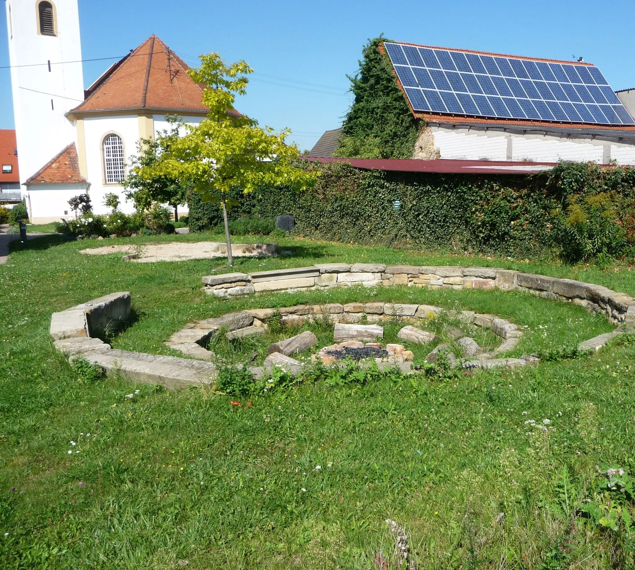 Photo showing: Lagerfeuerplatz hinter der Protestantischen Pfarrkirche