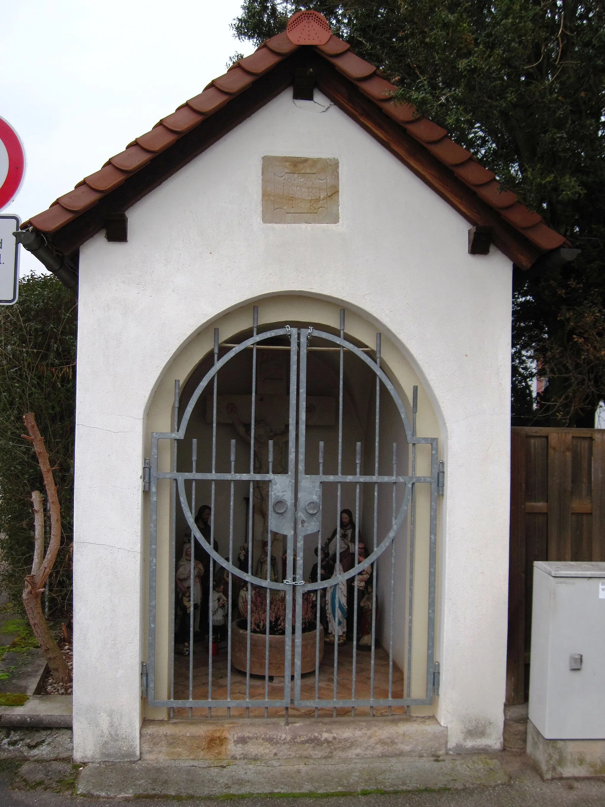 Photo showing: Kreuzigungskapelle in Bingen-Sponsheim, Römerstraße, bei Nr. 59: barockes Heiligenhäuschen, 18. Jahrhundert.