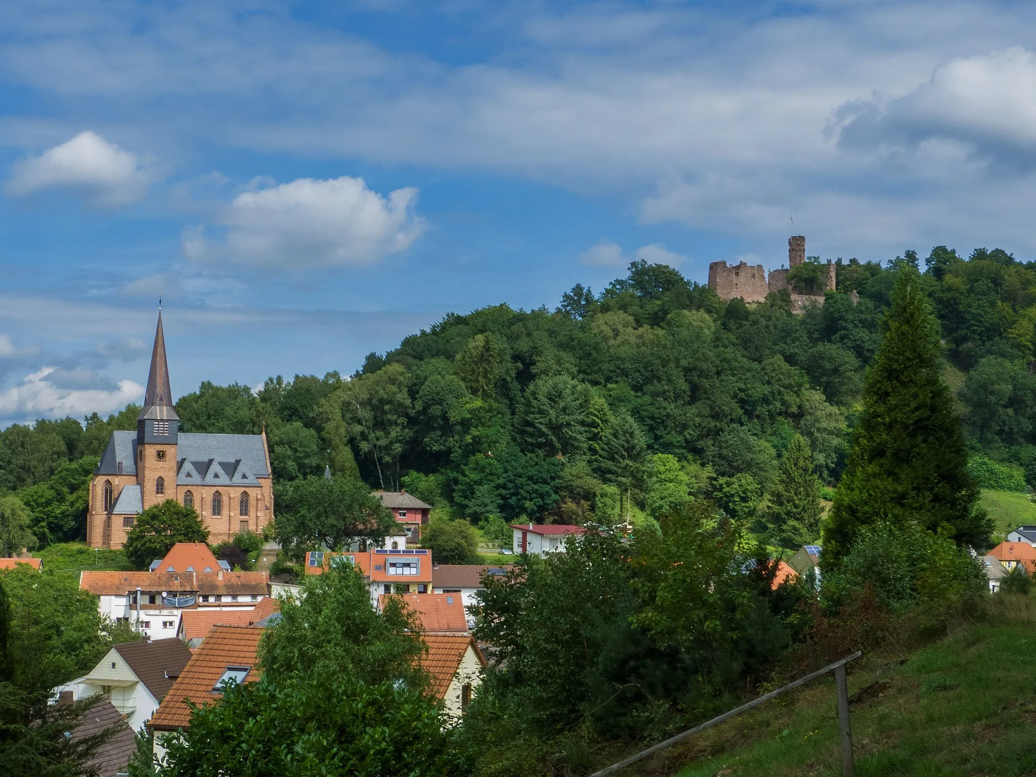 Photo showing: Hohenecken - Pfarrkirche St. Rochus und Burg Hohenecken