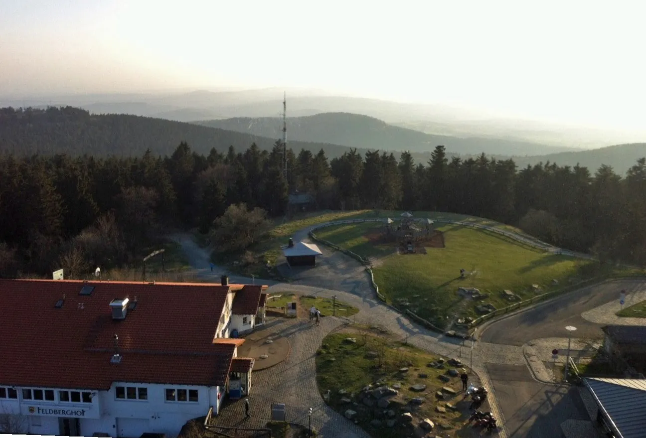 Photo showing: Blick vom Aussichtsturm auf dem Großen Feldberg zum Glaskopf. Der kleine Feldberg ist teilweise am linken Bildrand zu sehen. Taunus, Hessen, Deutschland.