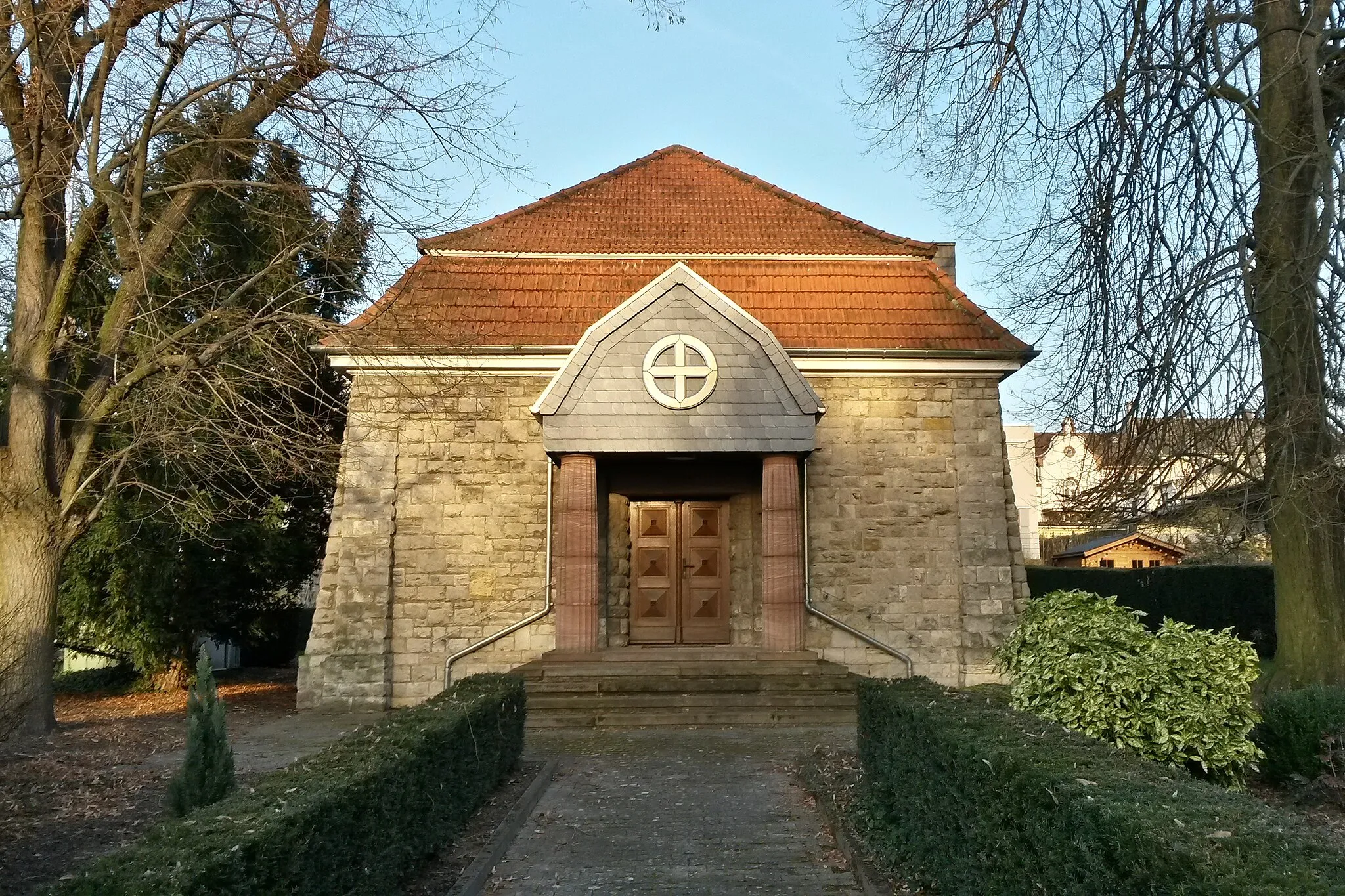 Photo showing: Free Religious Ordination Hall in Ober-Ingelheim, Mühlstraße 41, built for the German Catholic community, art nouveau building with porch, 1910, architect Otto Schmidt, Wiesbaden