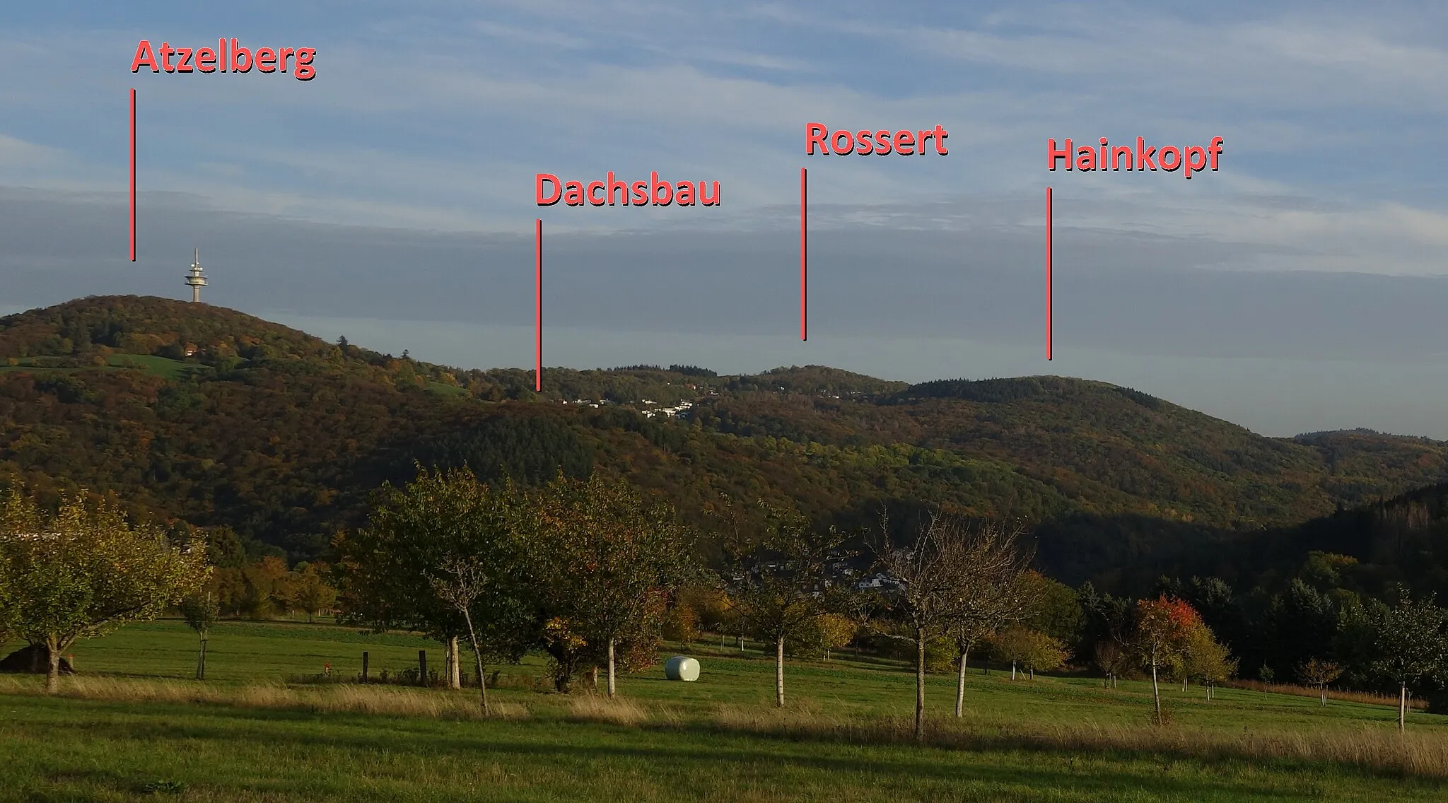 Photo showing: View from northwest (near Ehlhalten) to Taunus mountains Atzelberg, Rossert and its hilltops Hainkopf and Dachsbau around Eppenhain