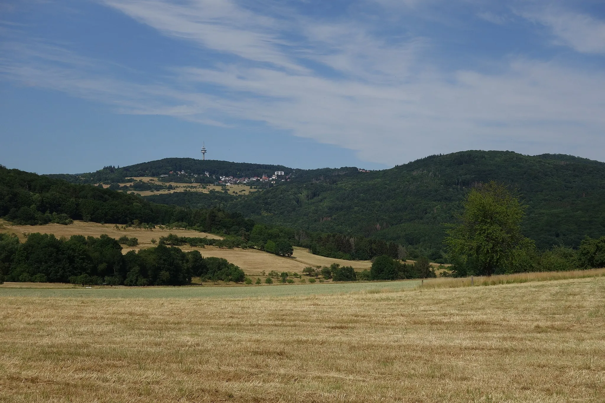 Photo showing: Taunus mountain "Atzelberg", the village Eppenhain and "Rossert"-hilltop "Hainkopf" seen from southwest, (near Niederjosbach)