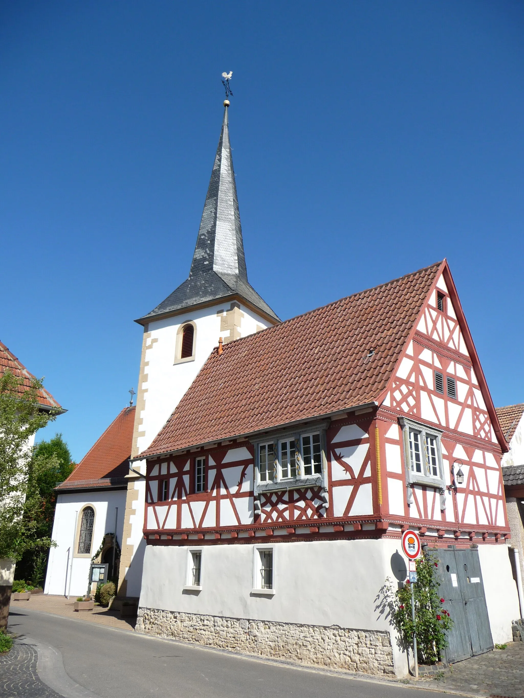 Photo showing: Altes Kettenheimer Rathaus, Kirchgasse 9 in Kettenheim, Gemeinde Alzey-Land, Landkreis Alzey-Worms, Rheinland-Pfalz, Deutschland. Kulturdenkmal gemäß Denkmalliste des Landes Rheinland-Pfalz (Stand: 31. Juli 2018). Ehemaliges Rathaus mit katholischer Kapelle; Erdgeschoss mit Spritzenraum, Fachwerkobergeschoss mit Fenstererker, bezeichnet 1686.