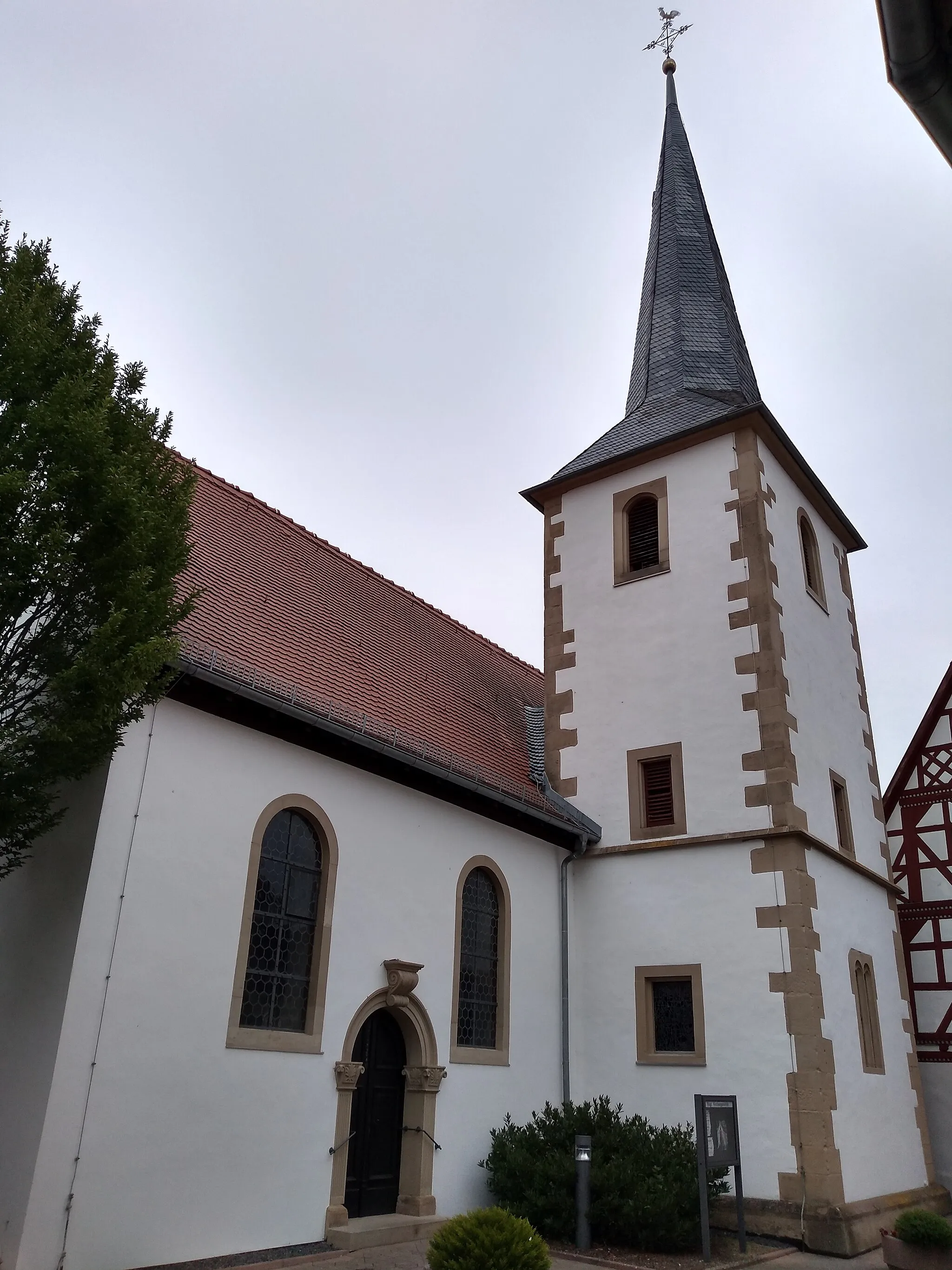 Photo showing: Evangelische Kirche von Kettenheim, Kirchgasse 11/13 in Kettenheim, Gemeinde Alzey-Land, Landkreis Alzey-Worms, Rheinland-Pfalz, Deutschland. Kulturdenkmal gemäß Denkmalliste des Landes Rheinland-Pfalz (Stand: 31. Juli 2018). Romanischer ehemaliger Chorturm, Turmaufstockung 1575, Langhausneubau, Erweiterung 1816; romanische Spolien, Ende des 12. Jahrhunderts.