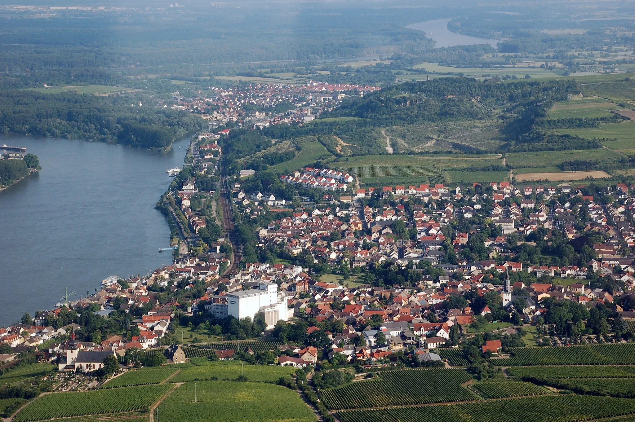 Photo showing: Aerial photograph of Nierstein, Rhineland-Palatinate, Germany