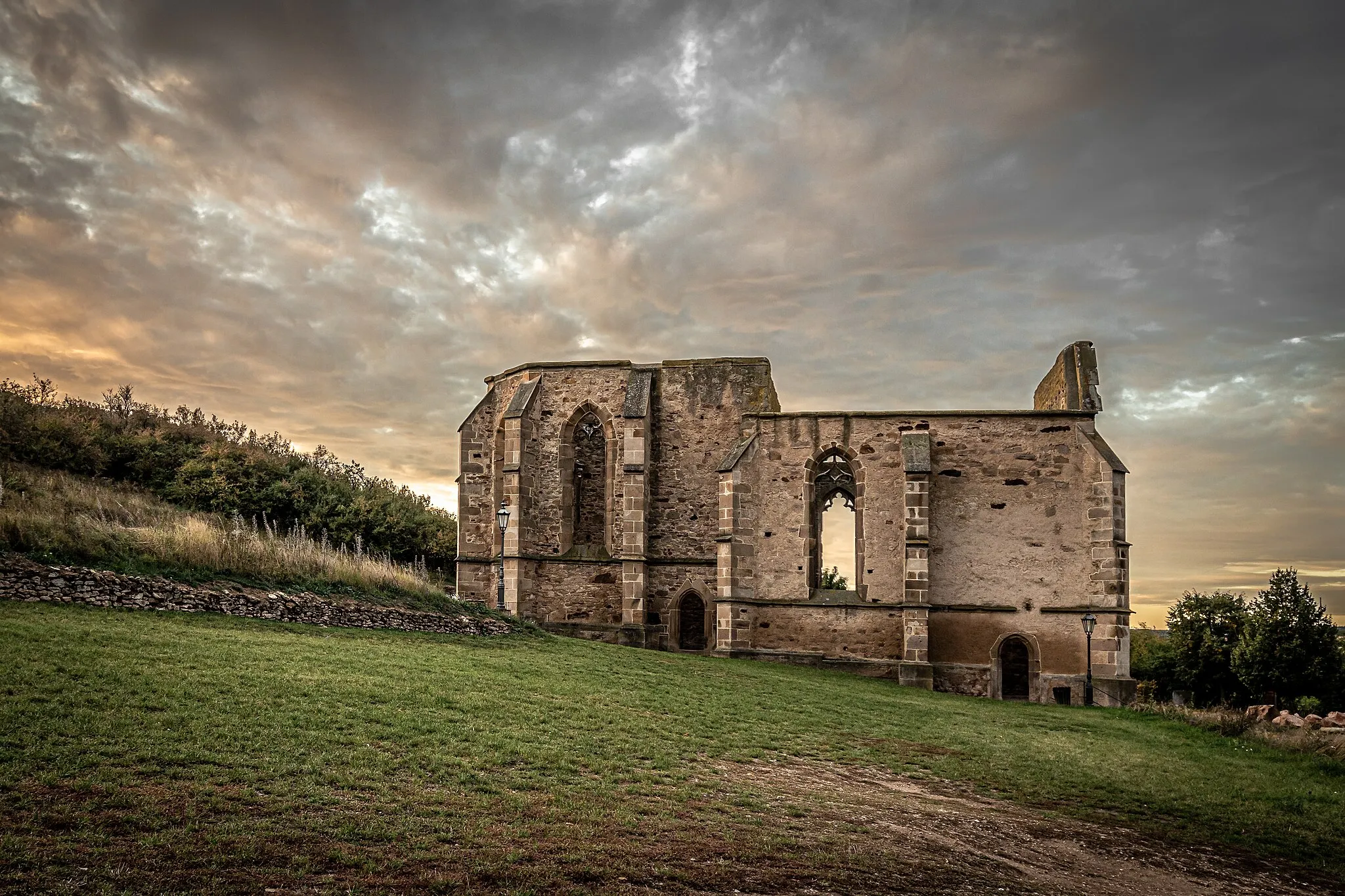 Photo showing: Die Ruine der "Beller Kirche", kurz vor dem Sonnenaufgang