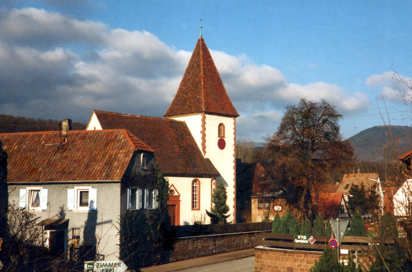 Photo showing: Dorfkirche in Queichhambach; im Vordergrund Haus Queichtalstraße 44