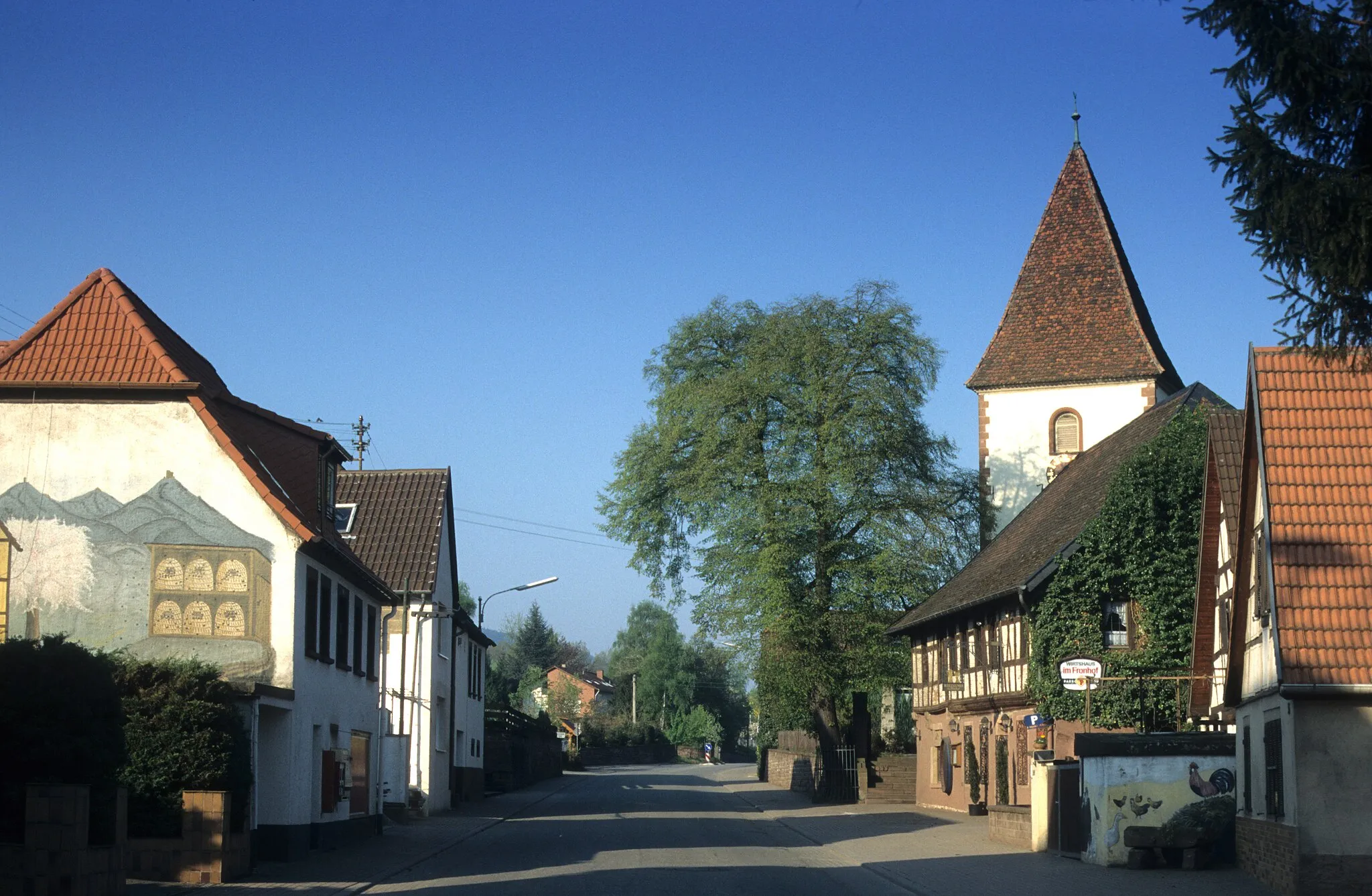 Photo showing: Kirche und Fronhof bilden die historische Ortsmitte von Queichhambach